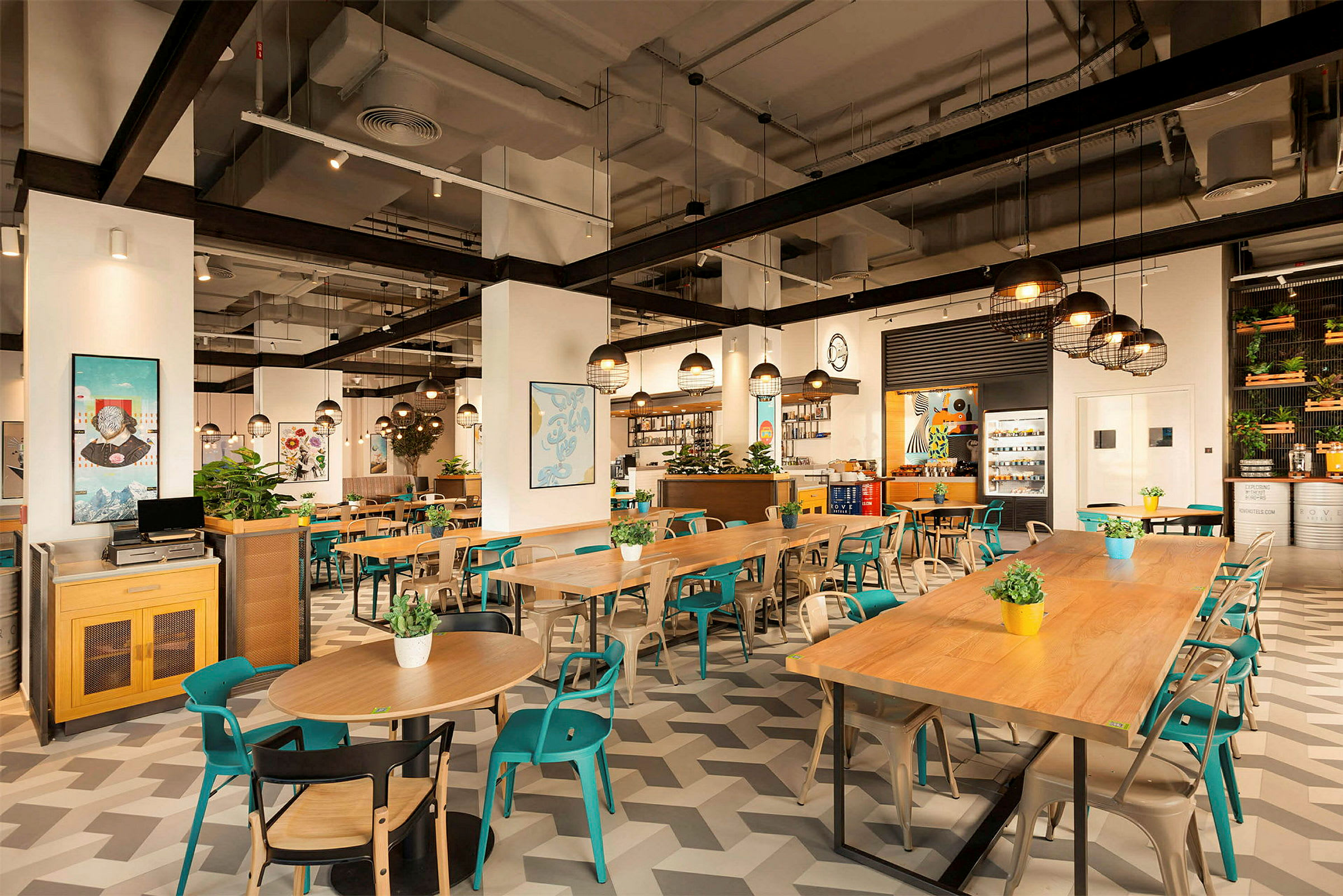 Interiör av en modern restaurang med träbord, färgglada stolar och dekorativa växter. (AI-genererad text)