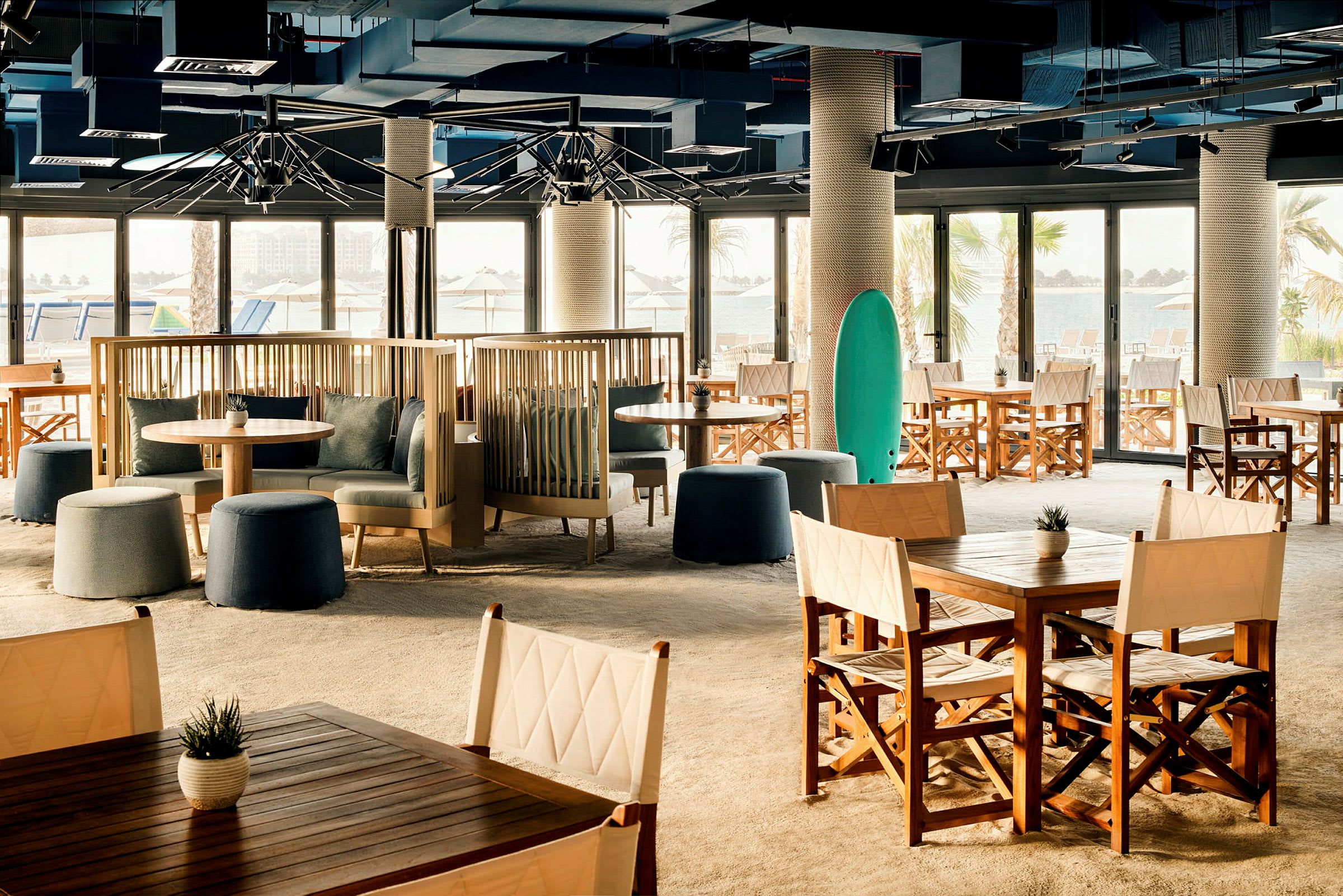 Restaurang med sittplatser och bord vid stranden. (AI-genererad text)