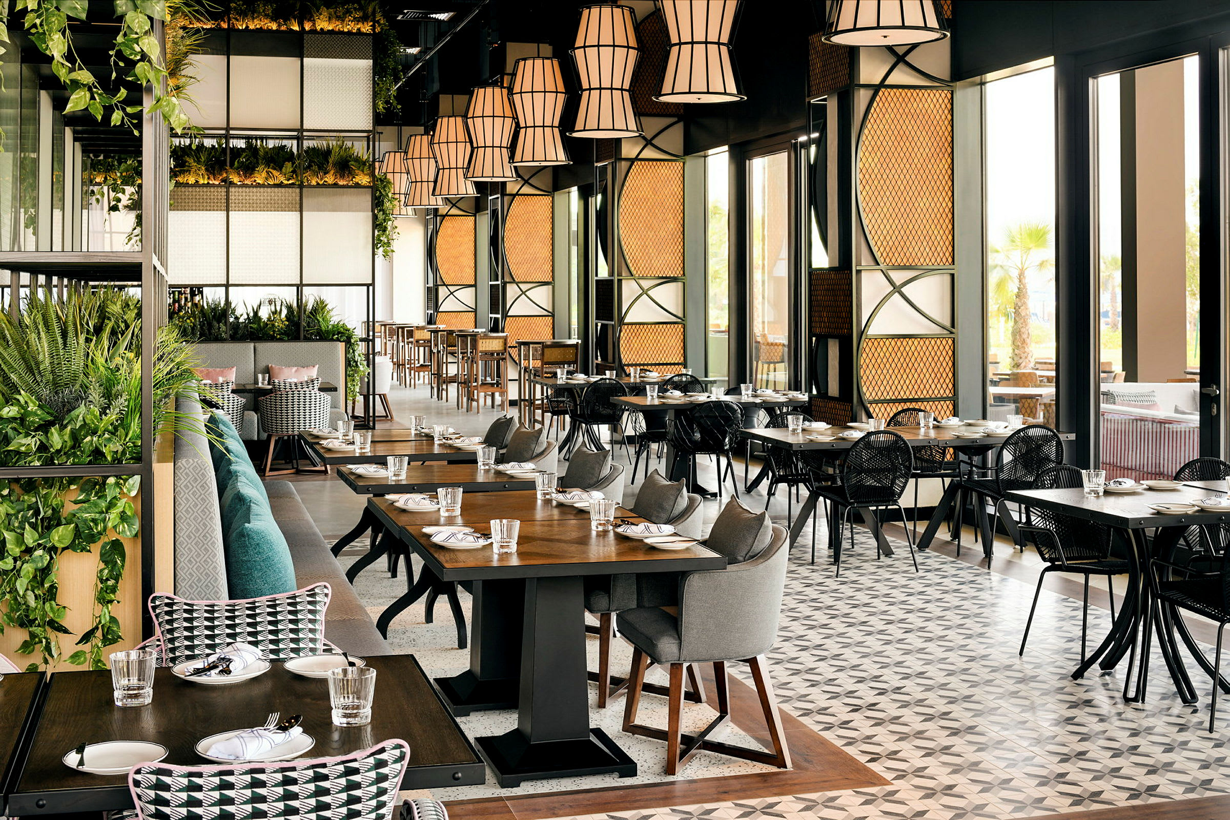 Interiör av en modern restaurang med bord och stolar samt dekorationer. (AI-genererad text)