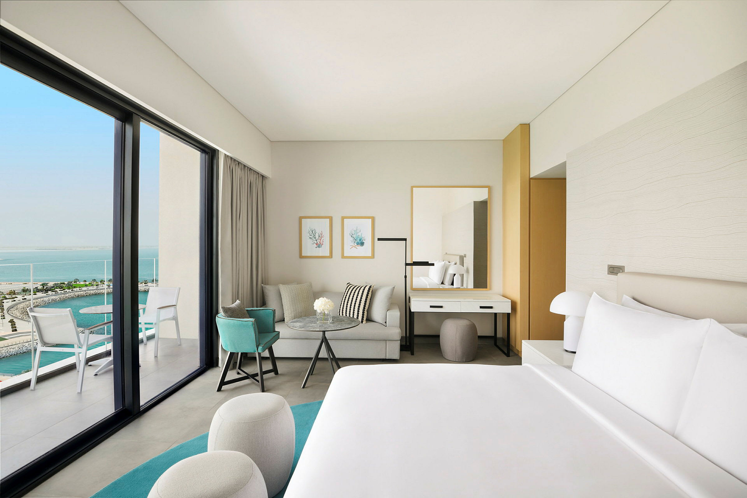 Modernt hotellrum med havsutsikt. (AI-genererad text)