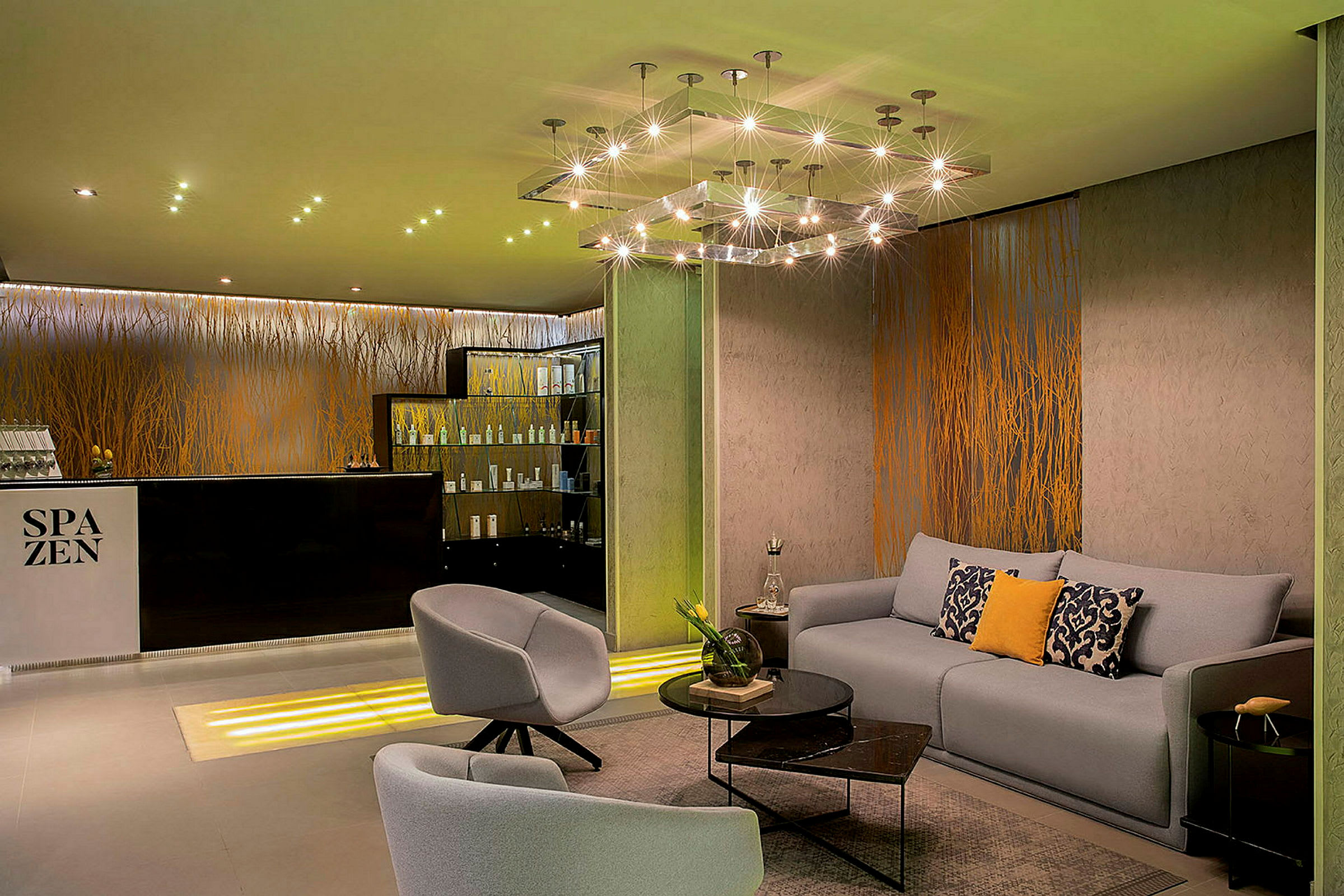 Bild av ett modernt spa med en sittgrupp med soffa och stolar, samt en reception med skylten 'Spa Zen'. (AI-genererad text)