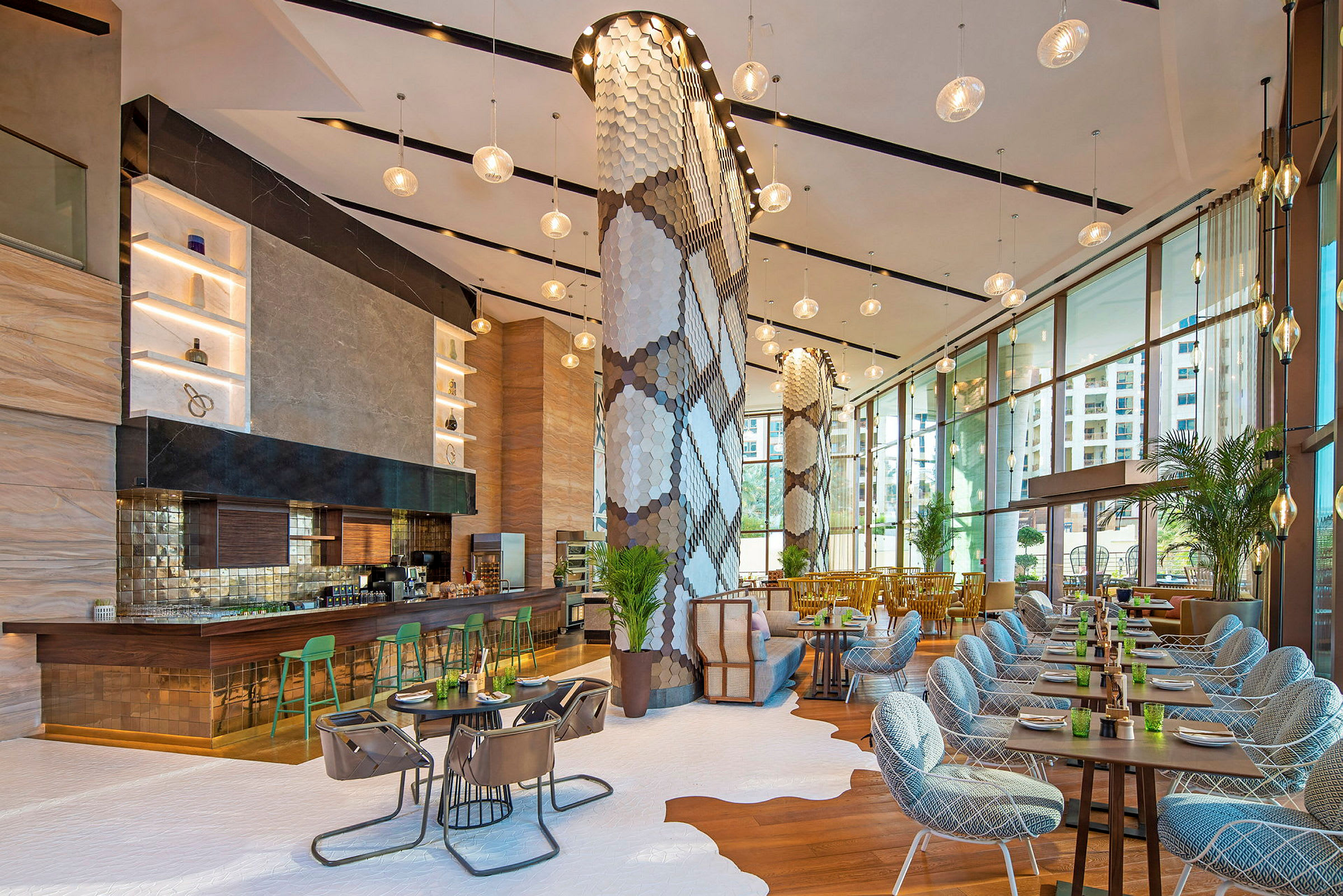 En modern restaurang med färgglada möbler, geometriska dekorationer och stora fönster. (AI-genererad text)