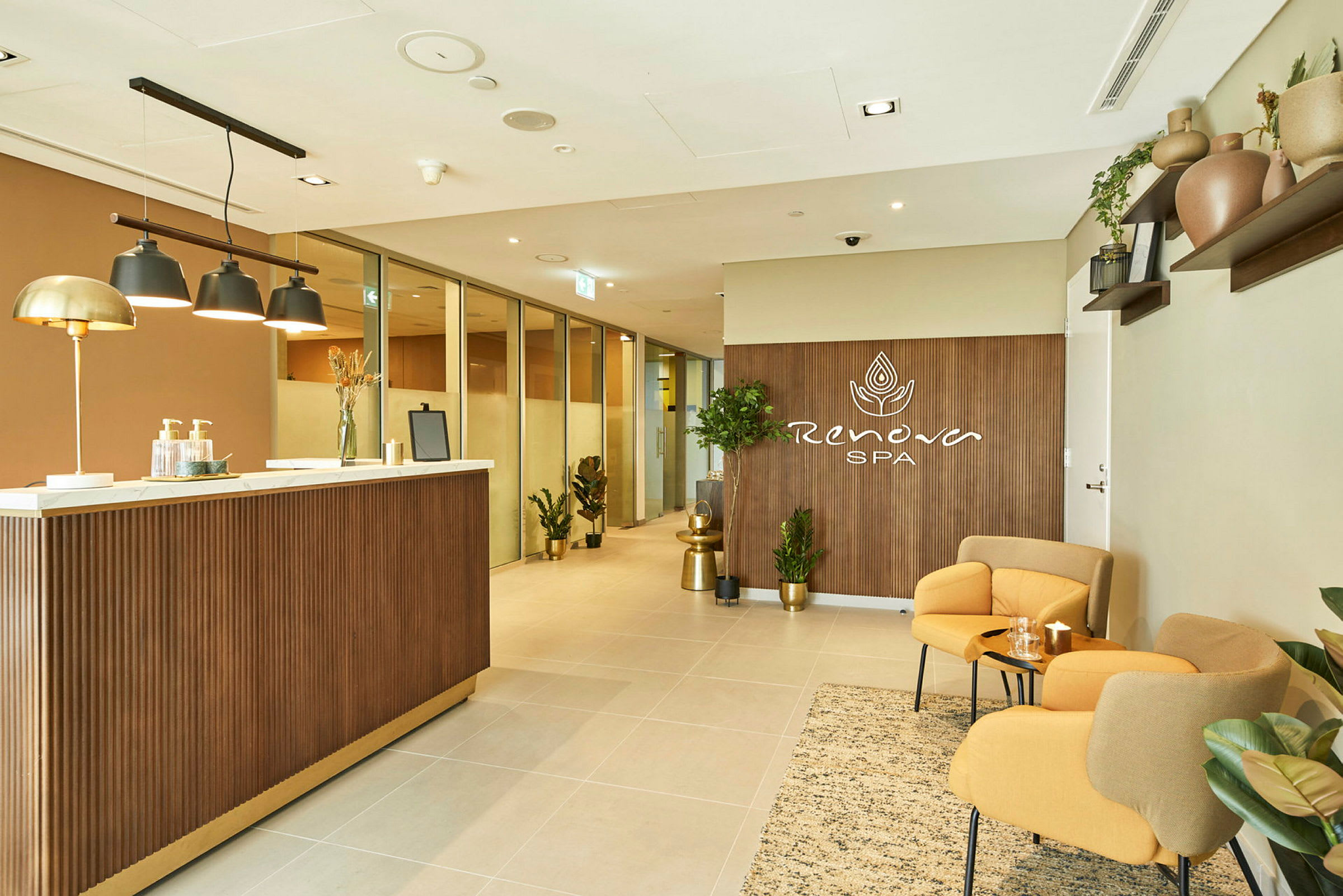 Bild av ett Spa-receptionsområde med en disk, sittmöbler och växter. (AI-genererad text)