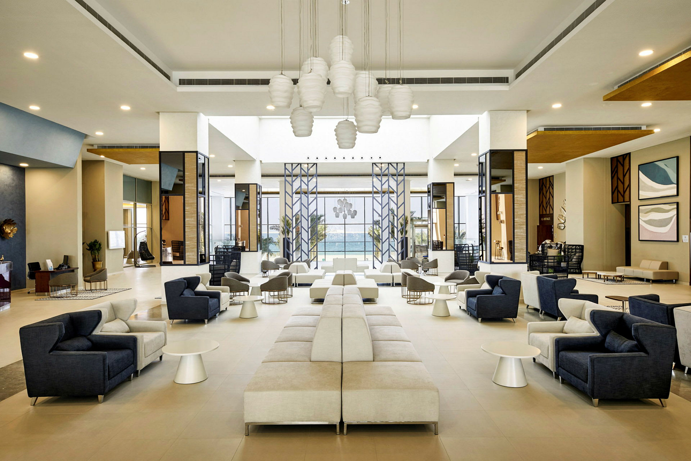 En modern och rymlig hotellobby med sittgrupper och ljusa möbler. (AI-genererad text)