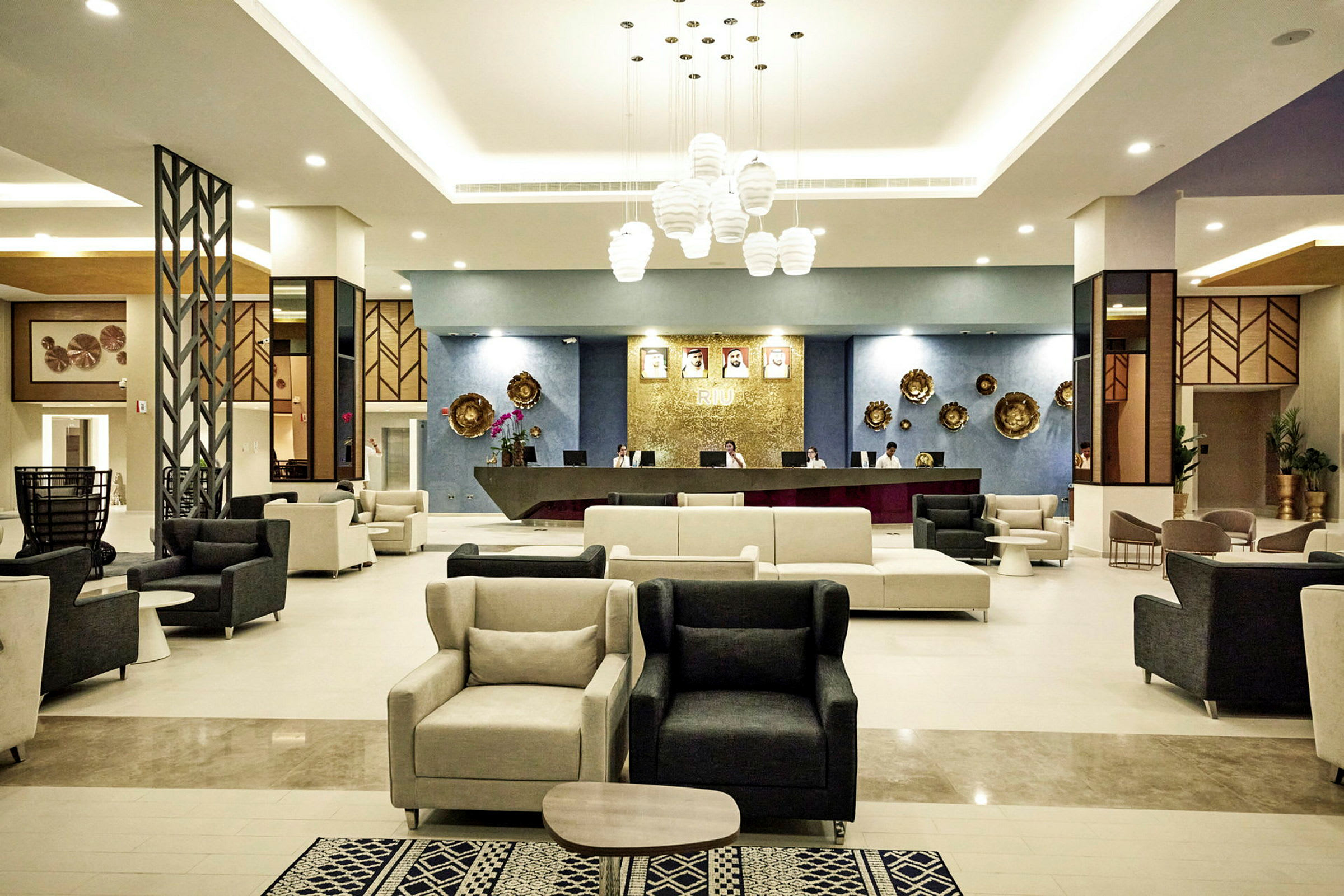 En hotellreception med sittmöbler och modern inredning. (AI-genererad text)