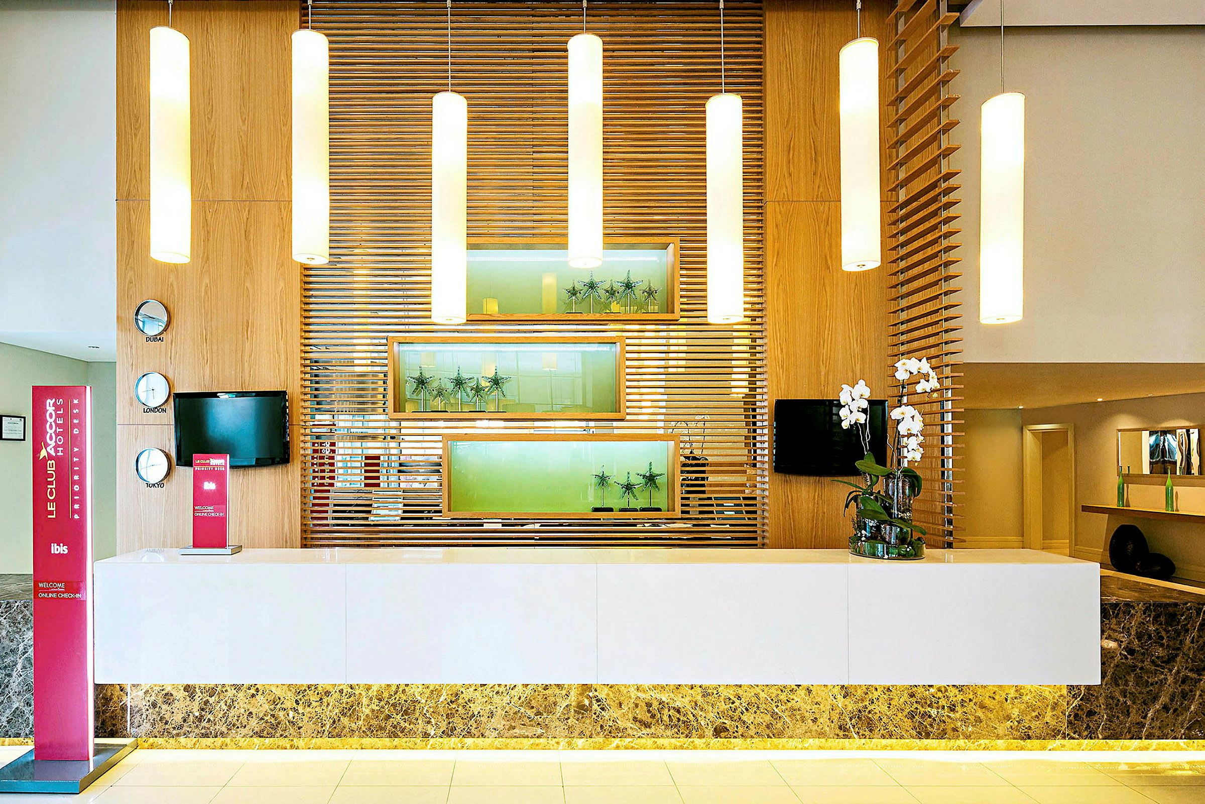 Reception i ett hotell med modern inredning. (AI-genererad text)