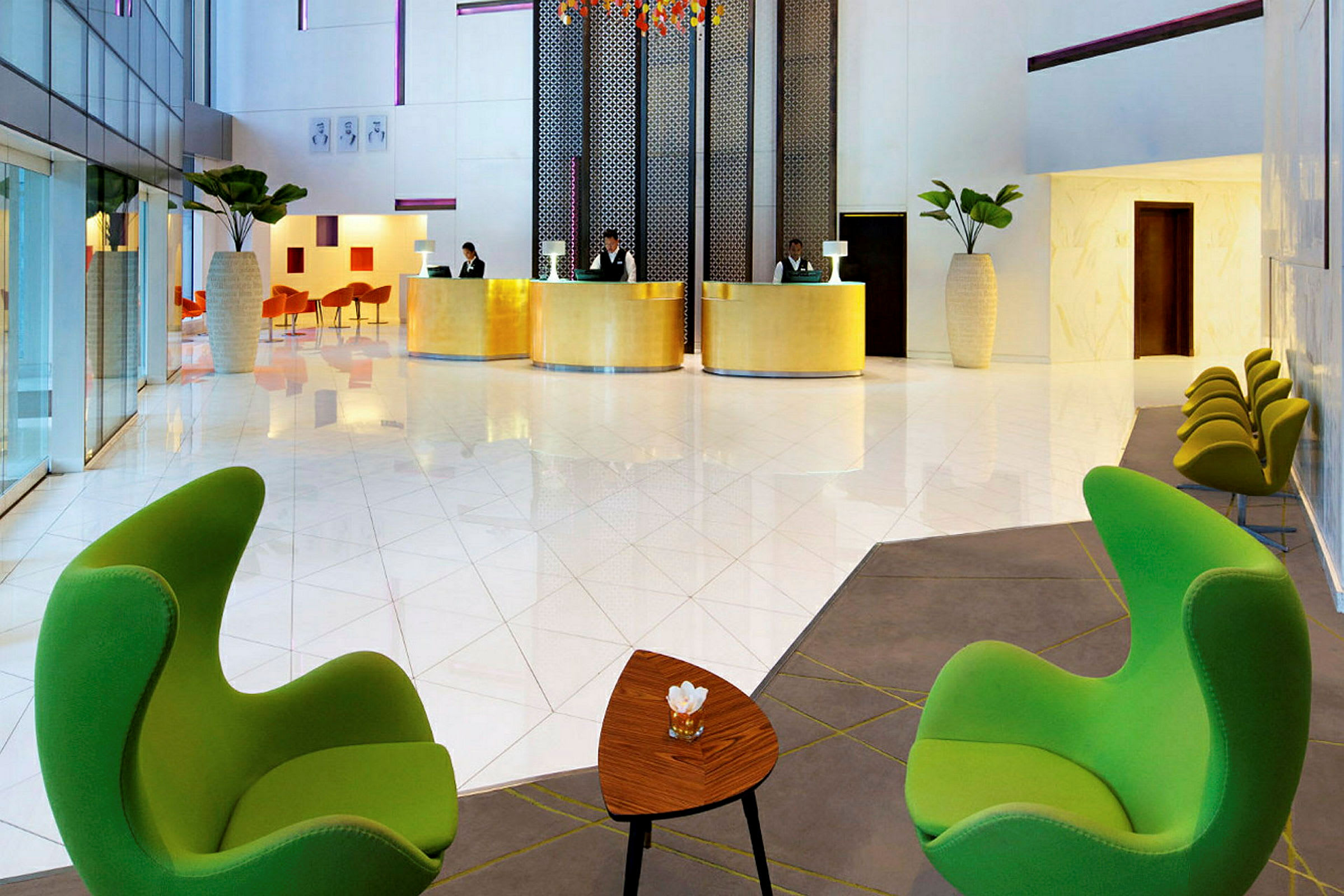 Modernt hotellobby med sittgrupp och reception. (AI-genererad text)