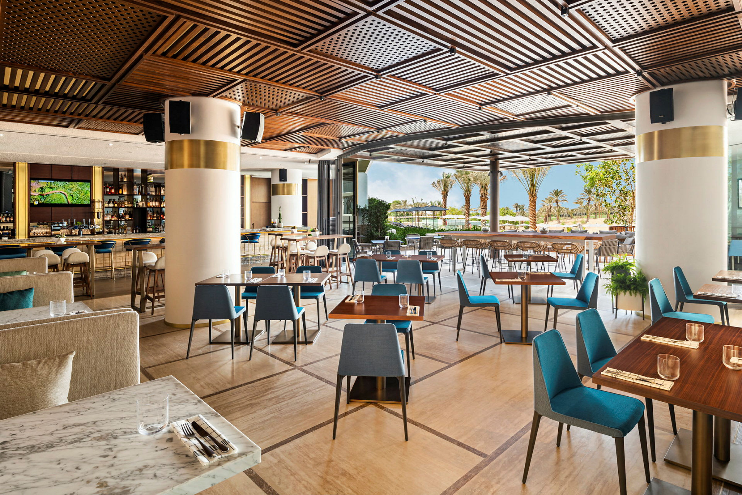 En modern restaurang med trädetaljer och utsikt mot utomhusområdet. (AI-genererad text)