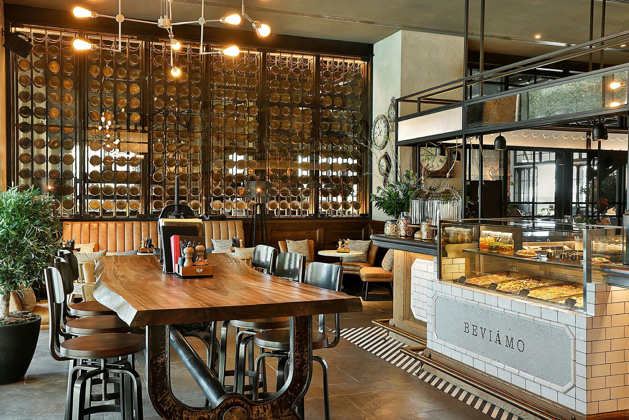 Bild av en inbjudande restaurang med träbord, stolar och en glasmonter som visar olika maträtter. (AI-genererad text)