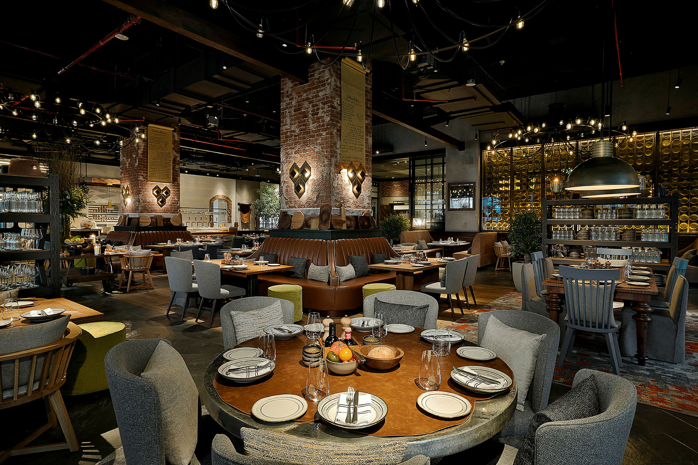 Interiören av en restaurang med dukade bord, stolar och dekoration. (AI-genererad text)