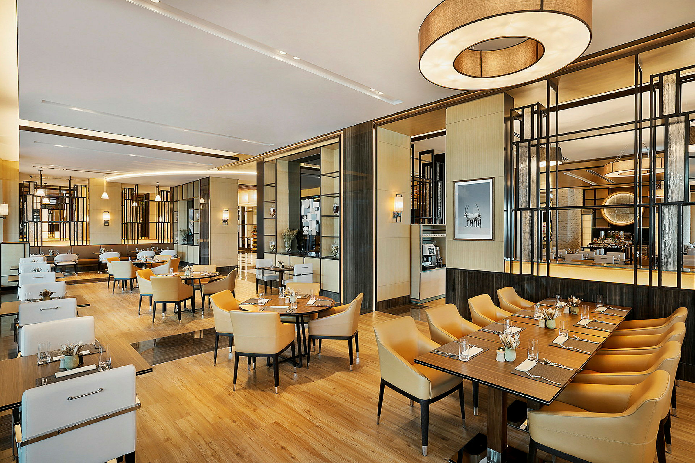 En modern restaurang med stilfull inredning och bord uppställda med stolar. (AI-genererad text)