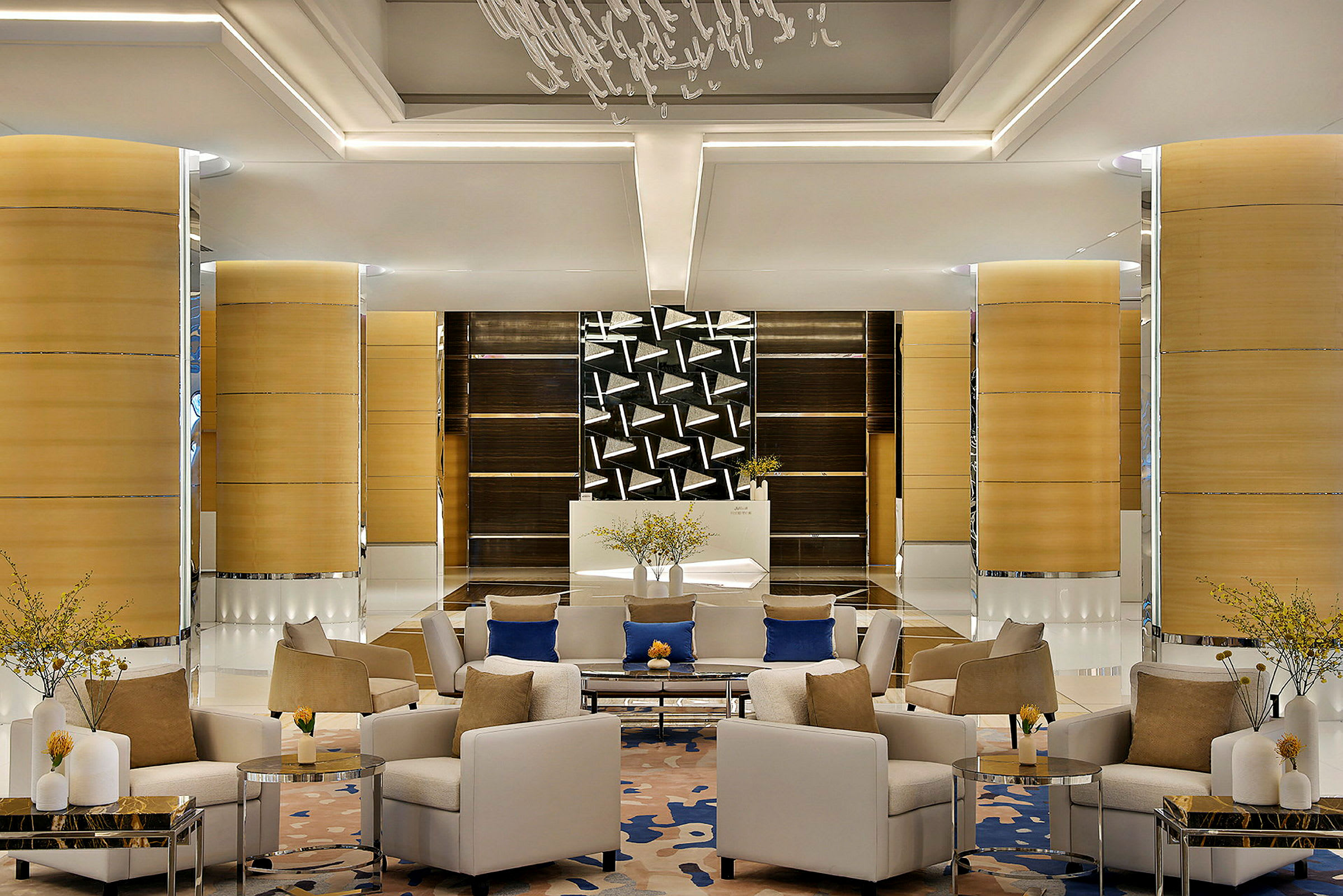 Ett elegant och modernt hotellobbyområde med sittgrupper. (AI-genererad text)
