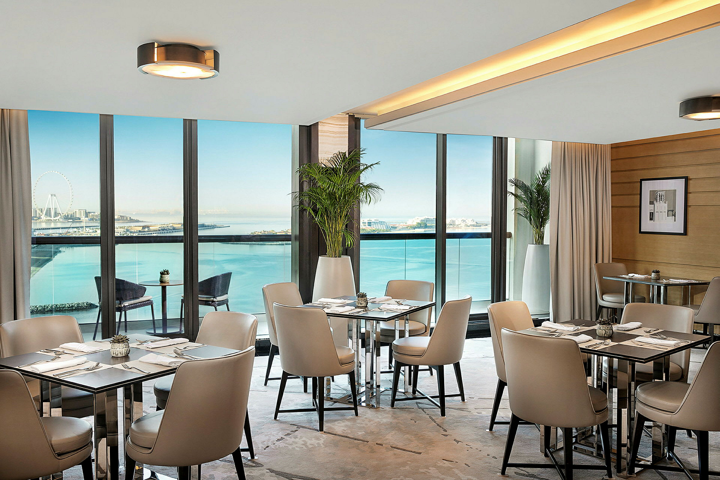 Restaurang med utsikt över en infinitypool och havet. (AI-genererad text)