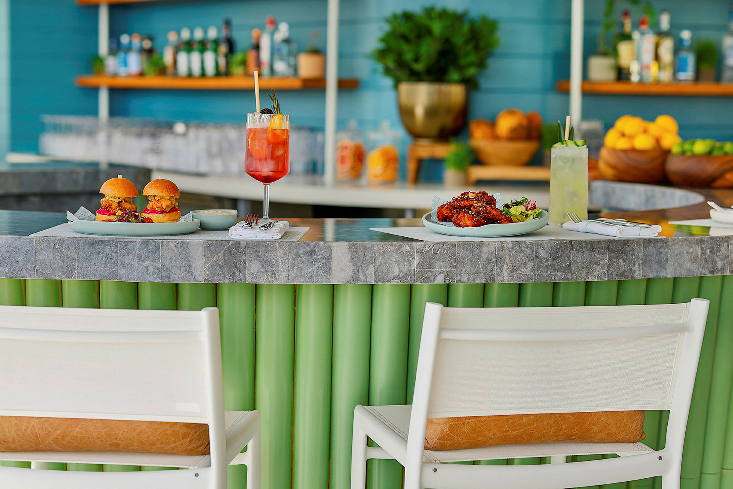 Bar med färgglada drinkar och snacks serverade. (AI-genererad text)