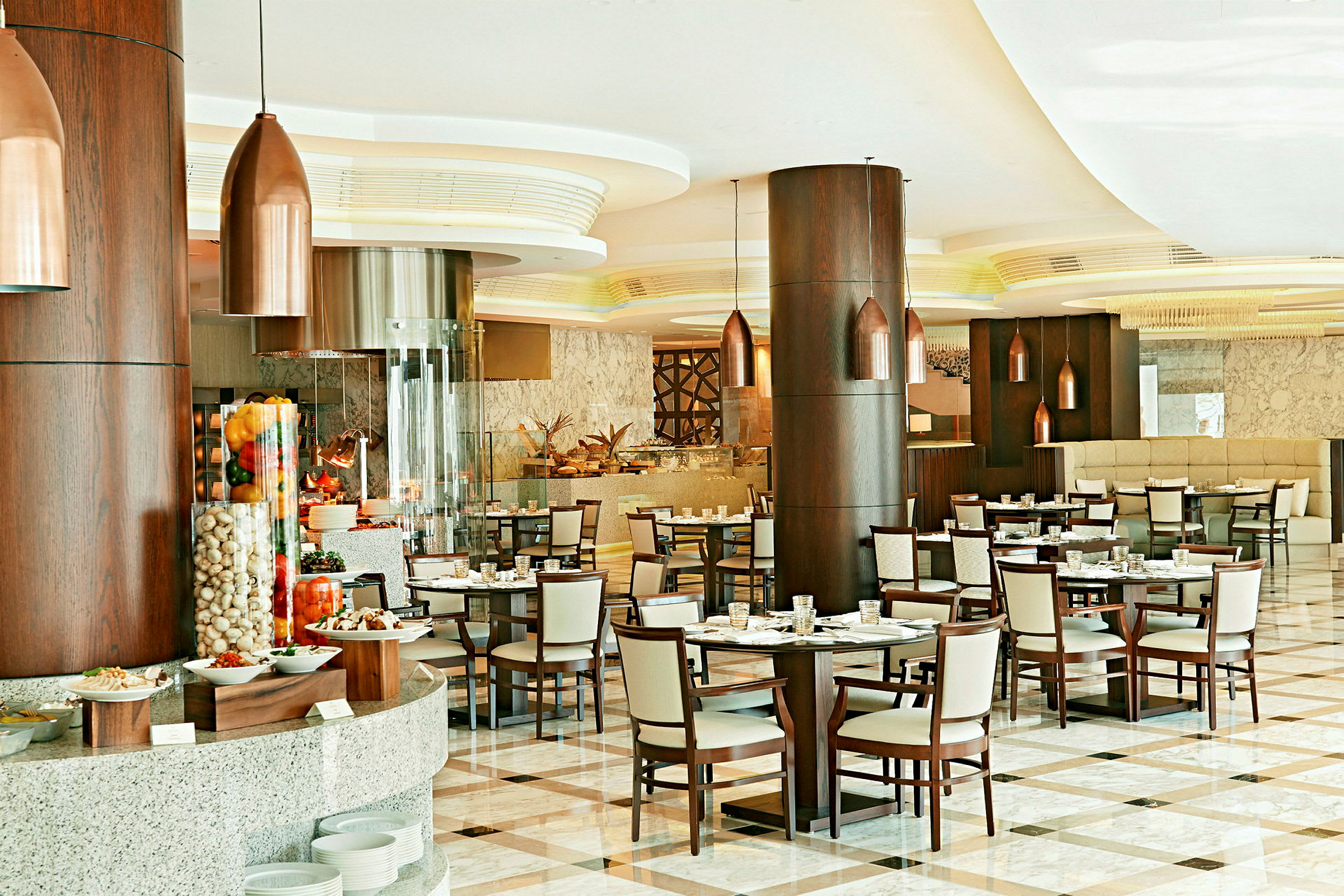 En elegant restaurang med sittplatser, bord och dekorationer. (AI-genererad text)