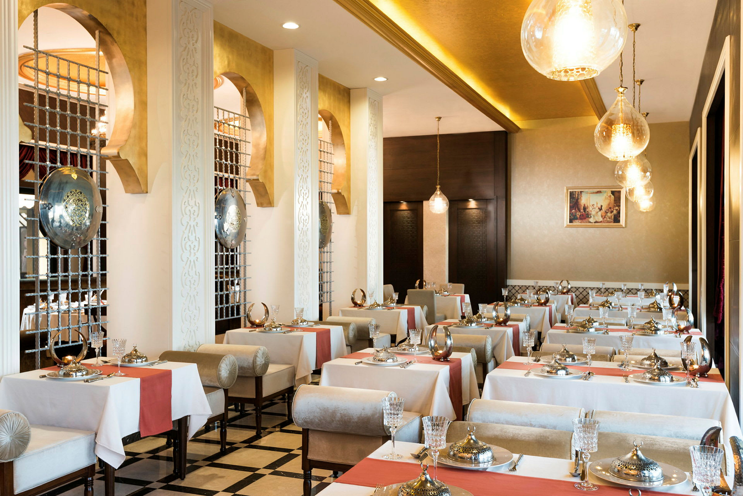 Restaurang med elegant interiör, dukade bord och lyxig inredning. (AI-genererad text)