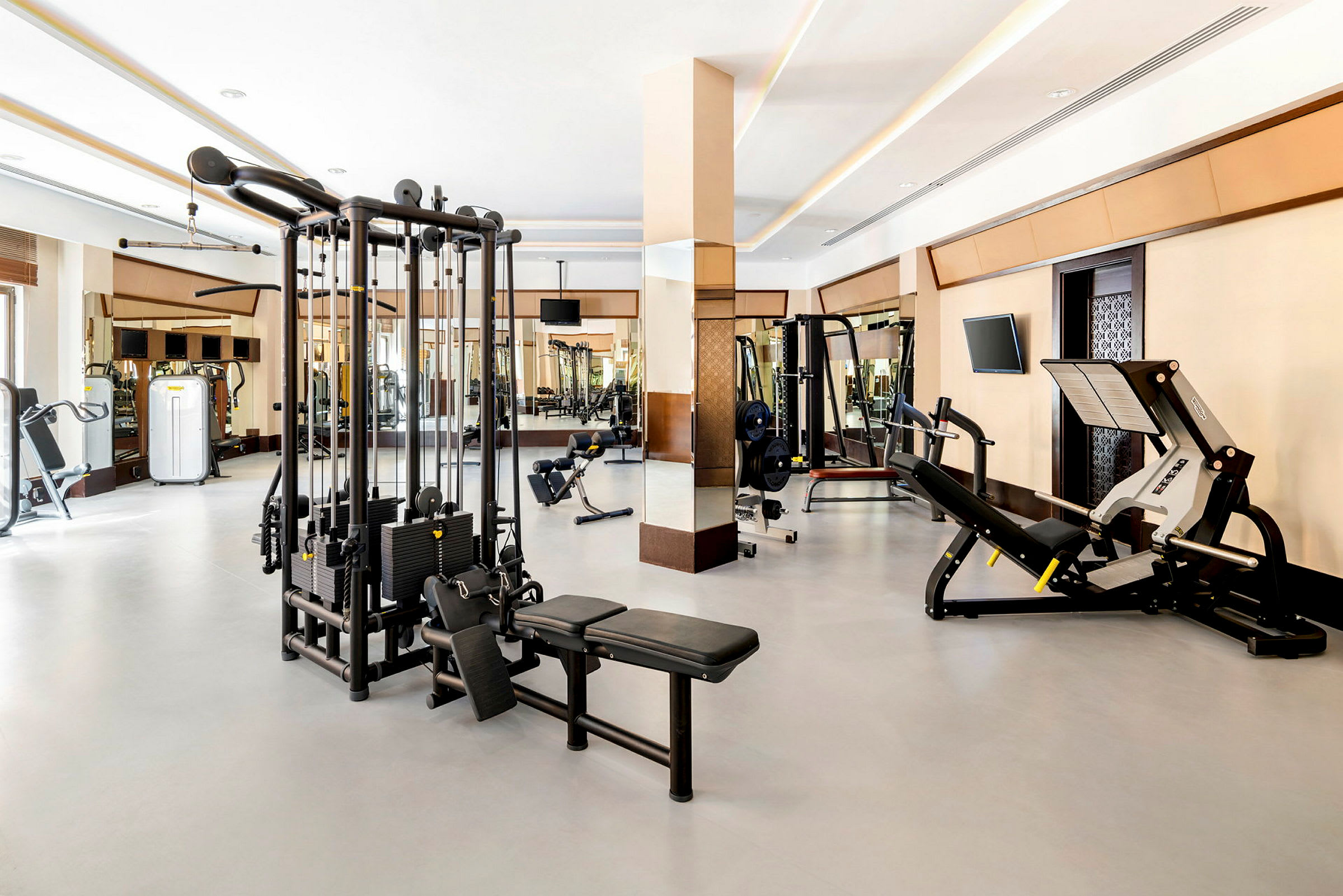 Bild av ett gym med olika träningsmaskiner och fria vikter. (AI-genererad text)