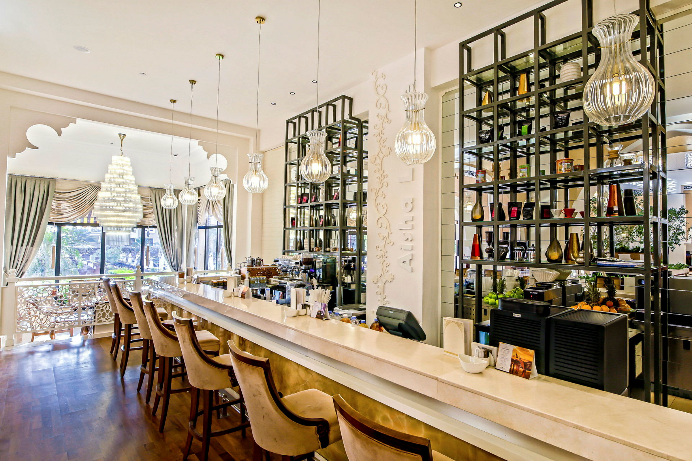 En elegant kafé- eller barlänga med stolar och modern inredning. (AI-genererad text)
