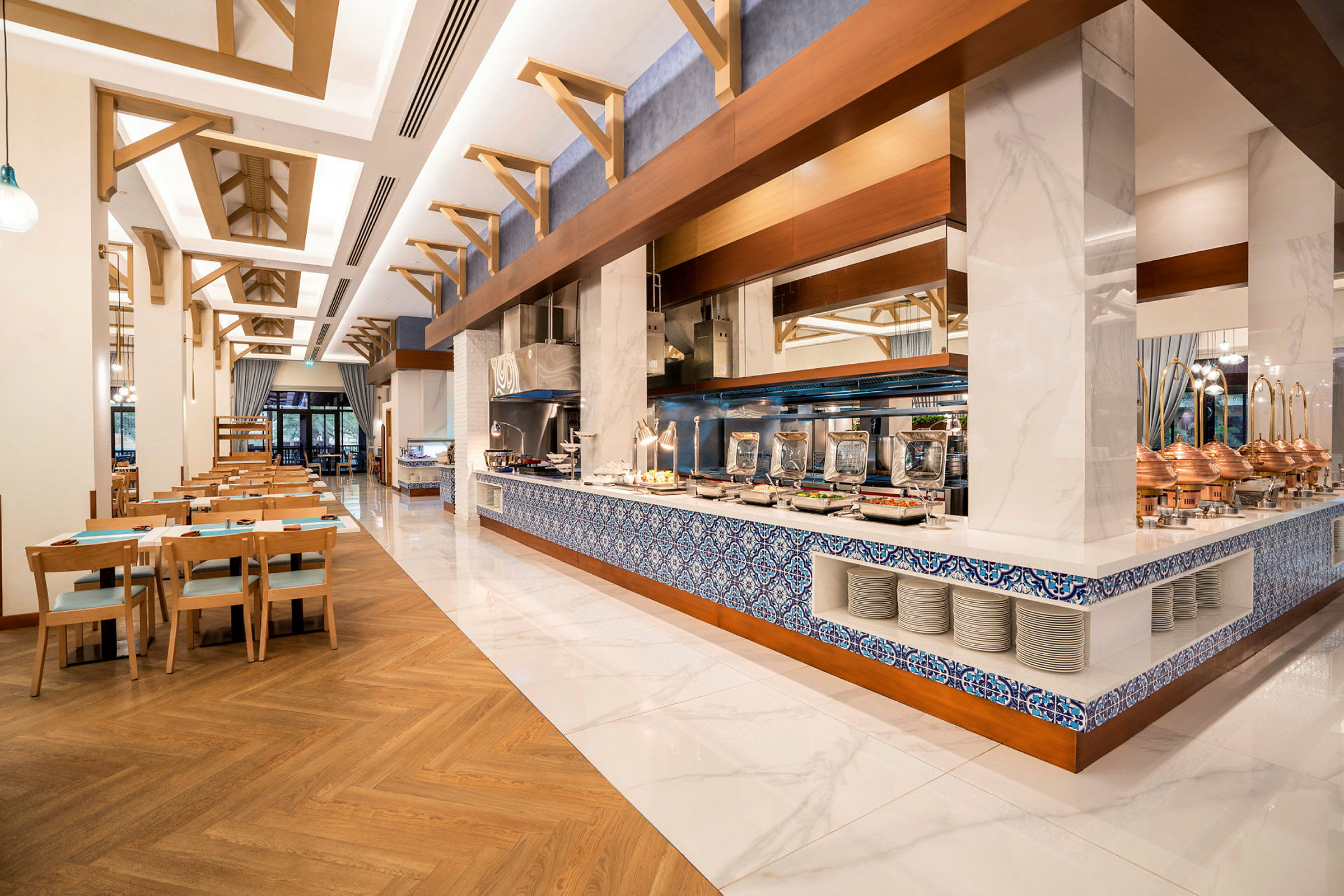 Bild på en rymlig och modern restaurang med elegant inredning, sittplatser och buffét. (AI-genererad text)