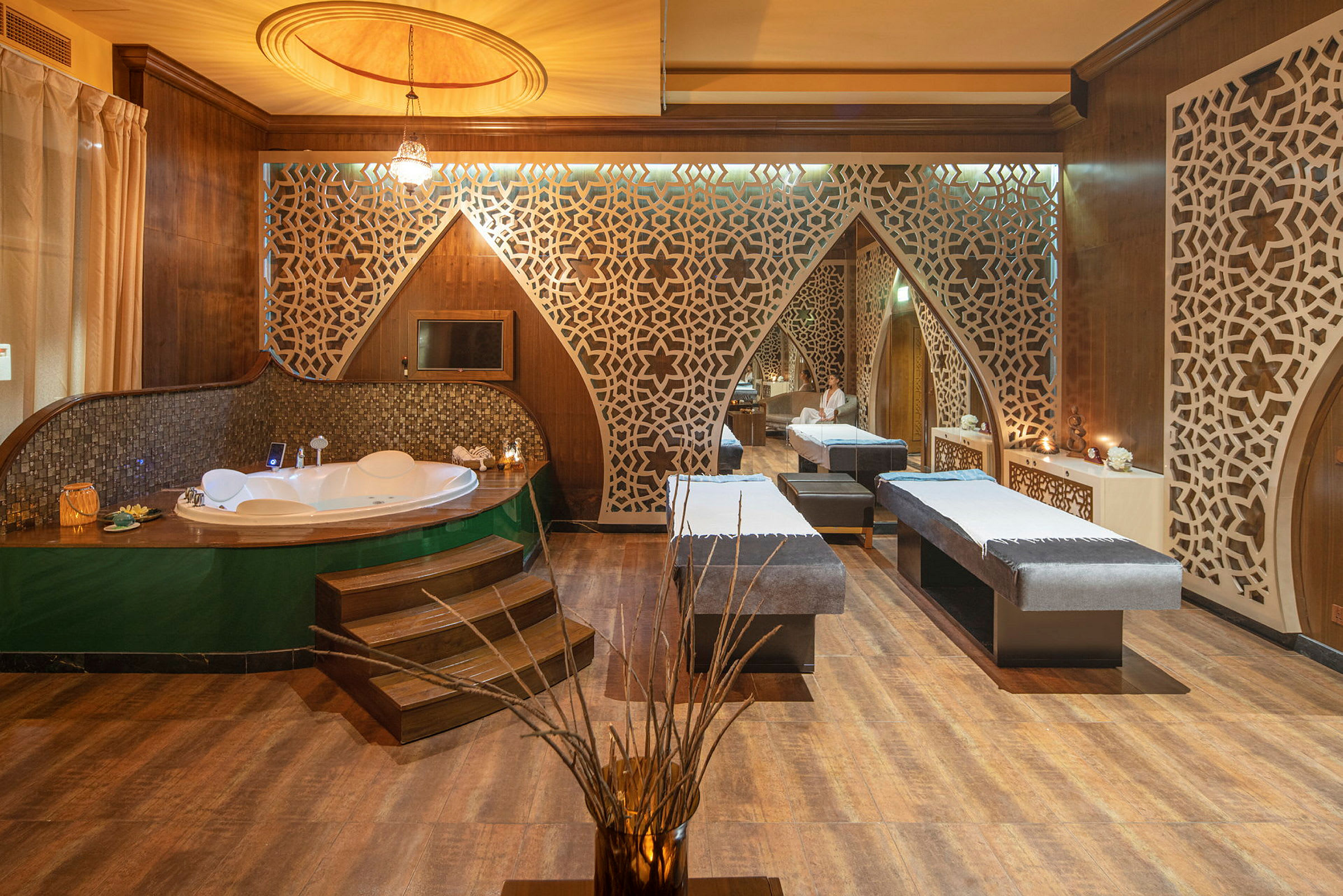 Elegant spa med jacuzzi och massagebänkar. (AI-genererad text)