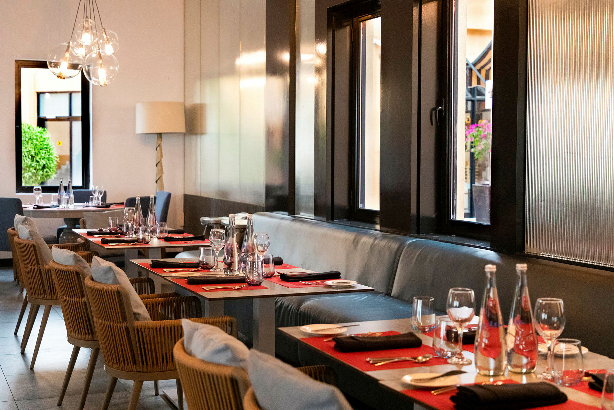 En stilfullt inredd restaurang med dukade bord och elegant belysning. (AI-genererad text)
