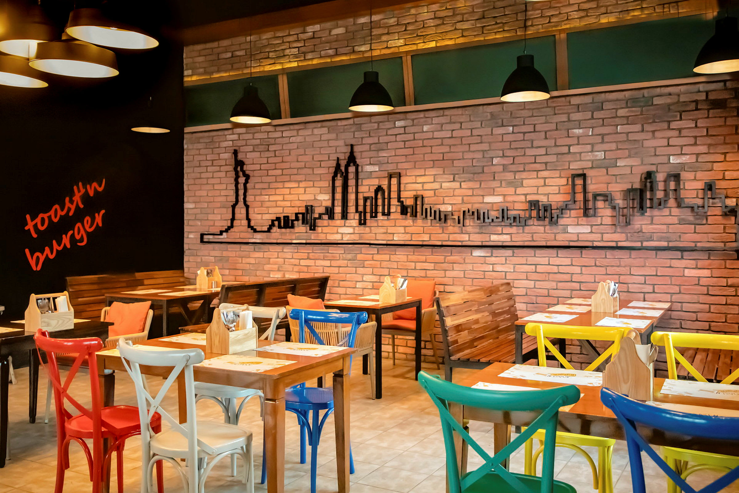 Tom restaurang med färgglada stolar, tegelvägg och New York-silhuett som dekoration. (AI-genererad text)