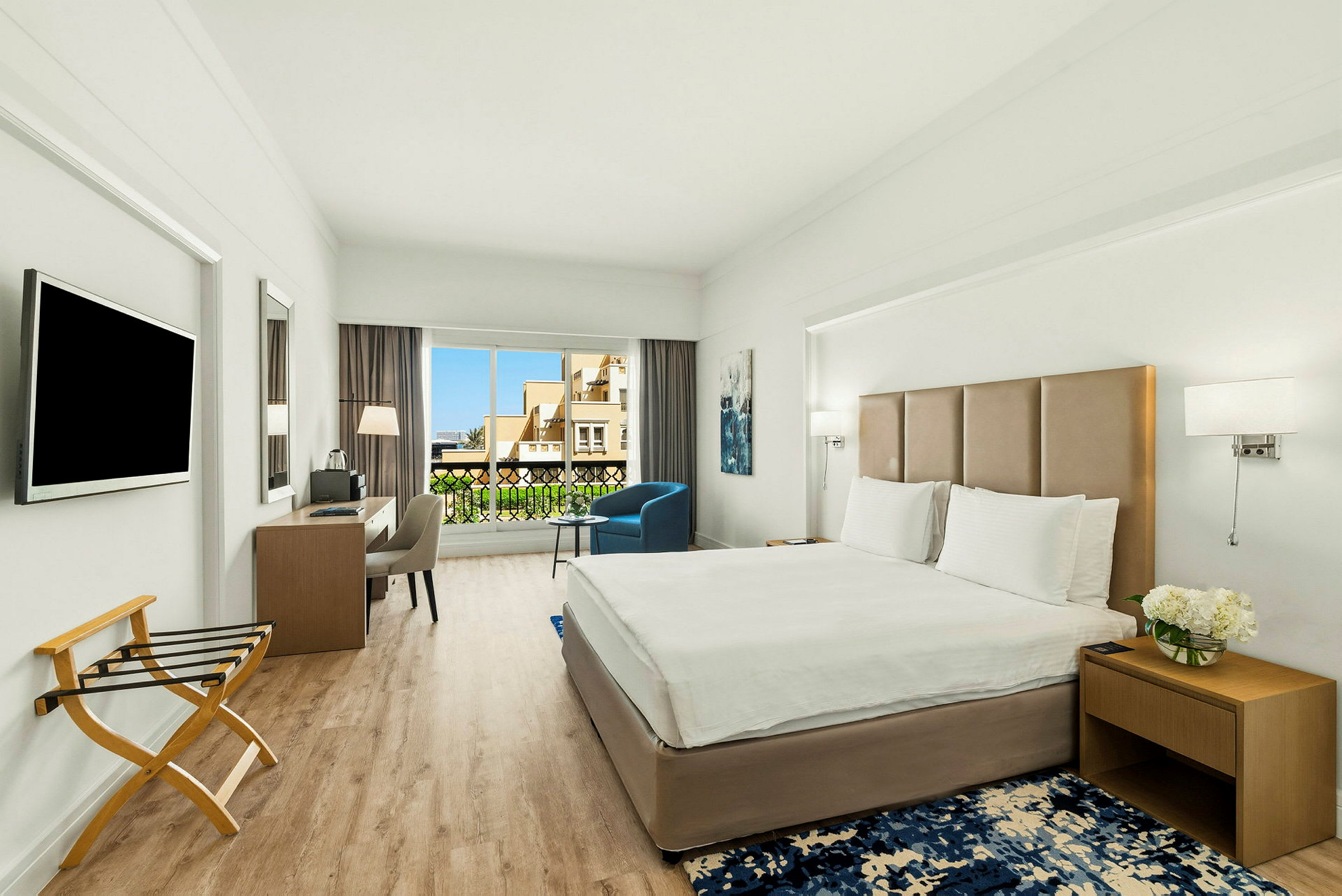 Ett hotellrum med en bekväm dubbelsäng och modern inredning. (AI-genererad text)