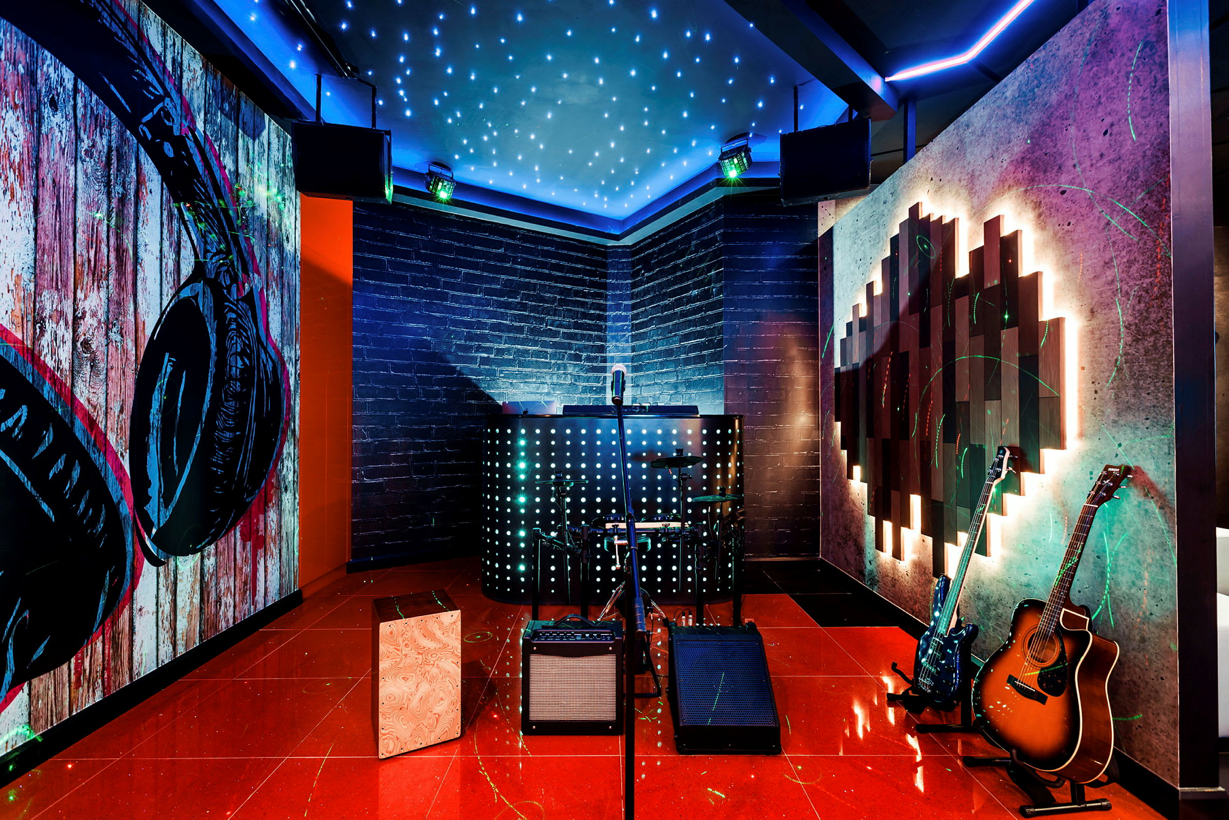 En musikstudio med instrument och dekorativa väggar. (AI-genererad text)