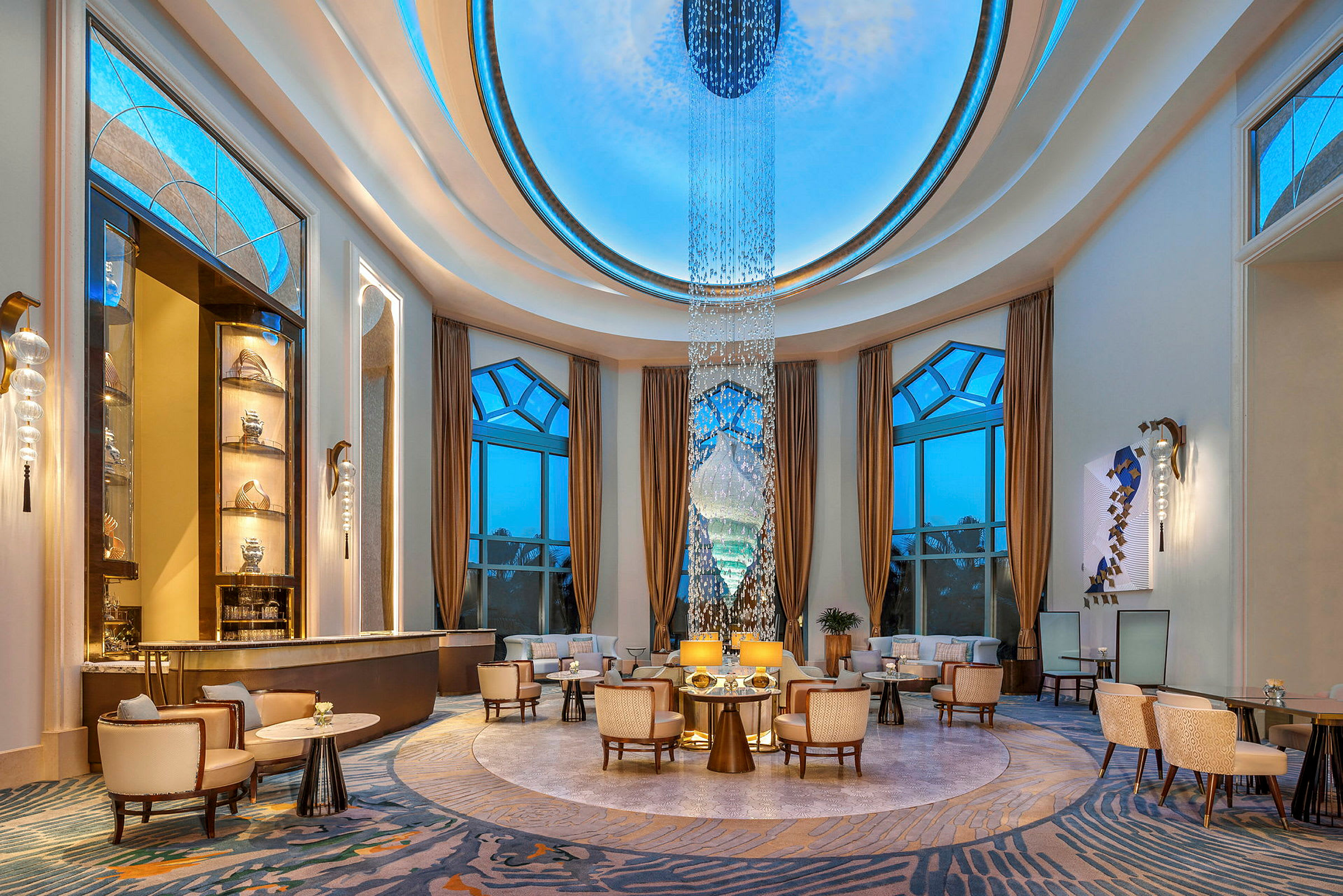 En elegant hotellobby med sittgrupper och högt i tak. (AI-genererad text)
