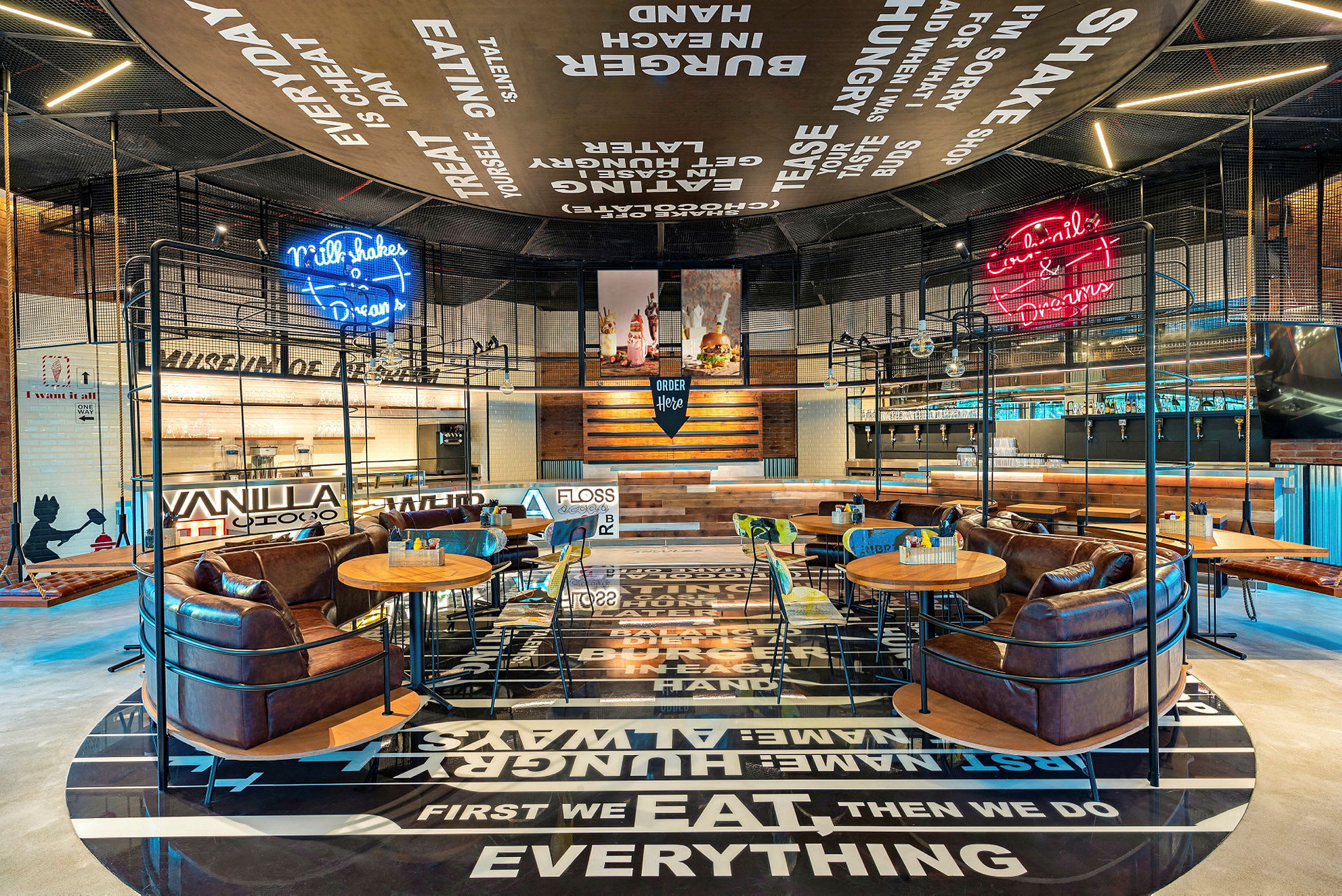 Interiör av en modern restaurang med sittplatser och dekorationer. (AI-genererad text)