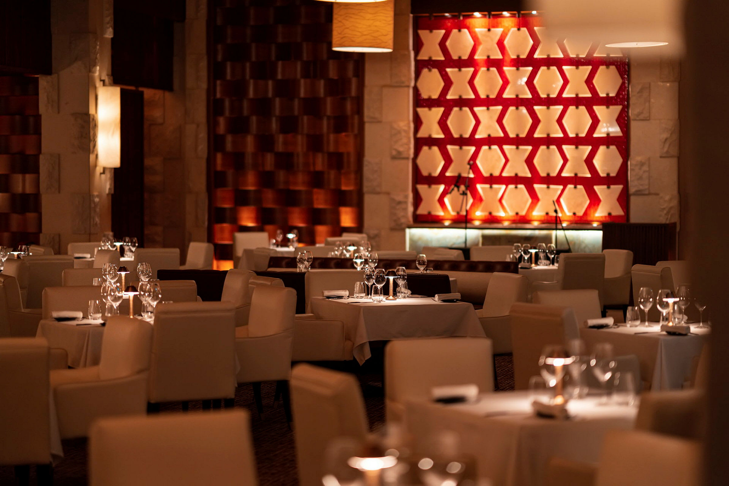Elegant restaurang med bordsdukning och dekorativ belysning. (AI-genererad text)