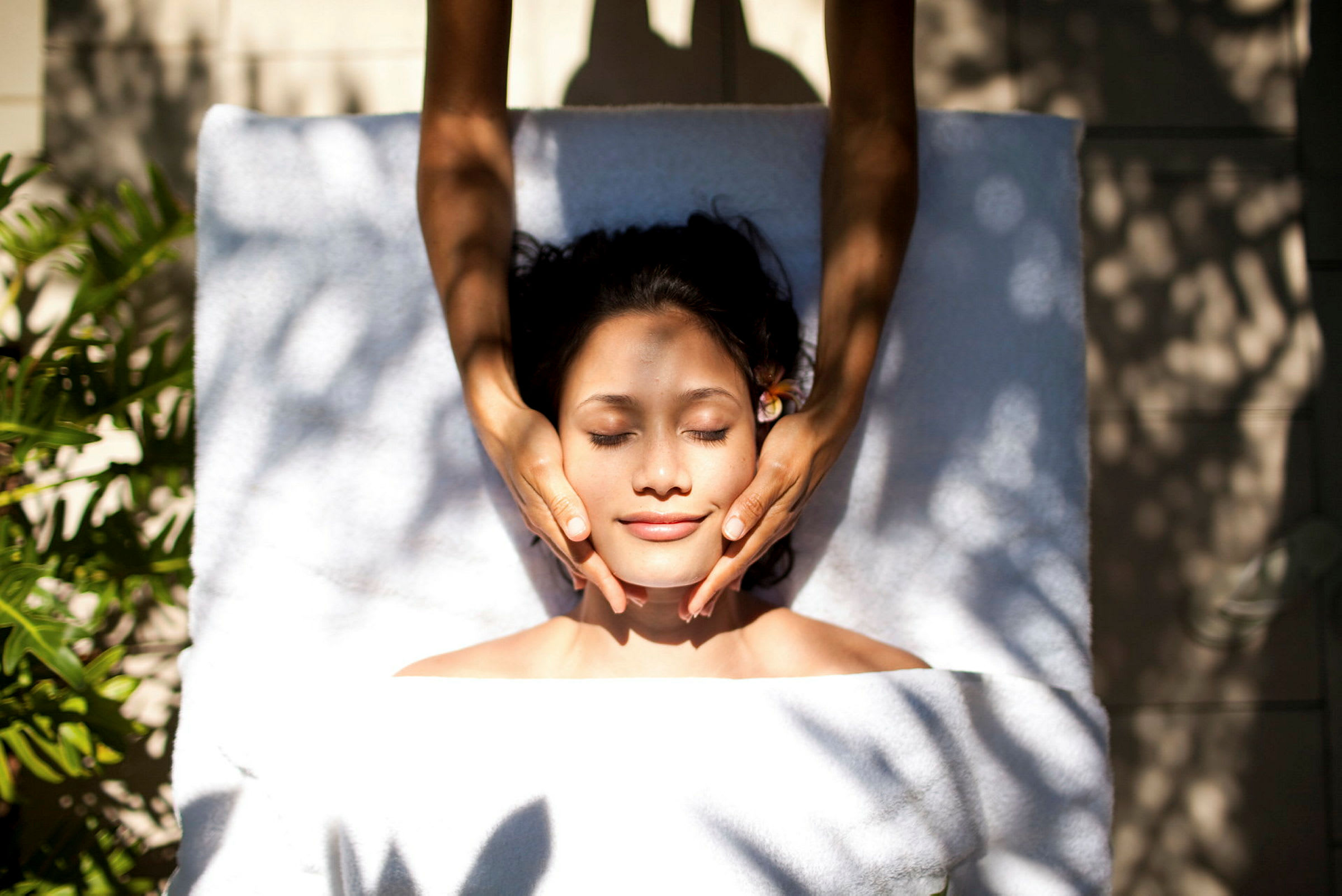 Människohänder som utför spa massage. (AI-genererad text)