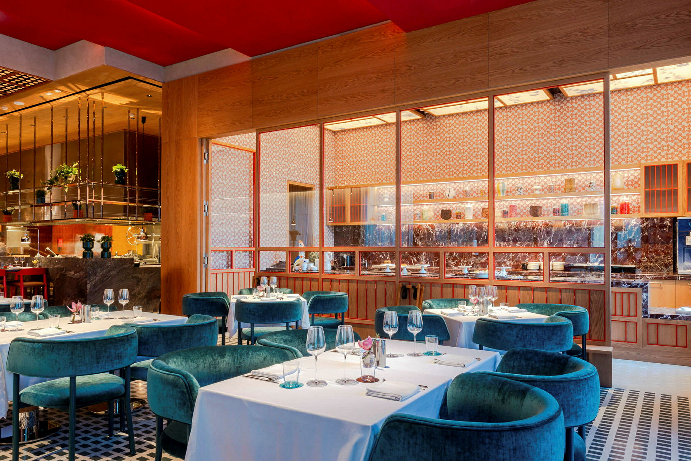 En modern restaurang med dukade bord och blå stolar. (AI-genererad text)