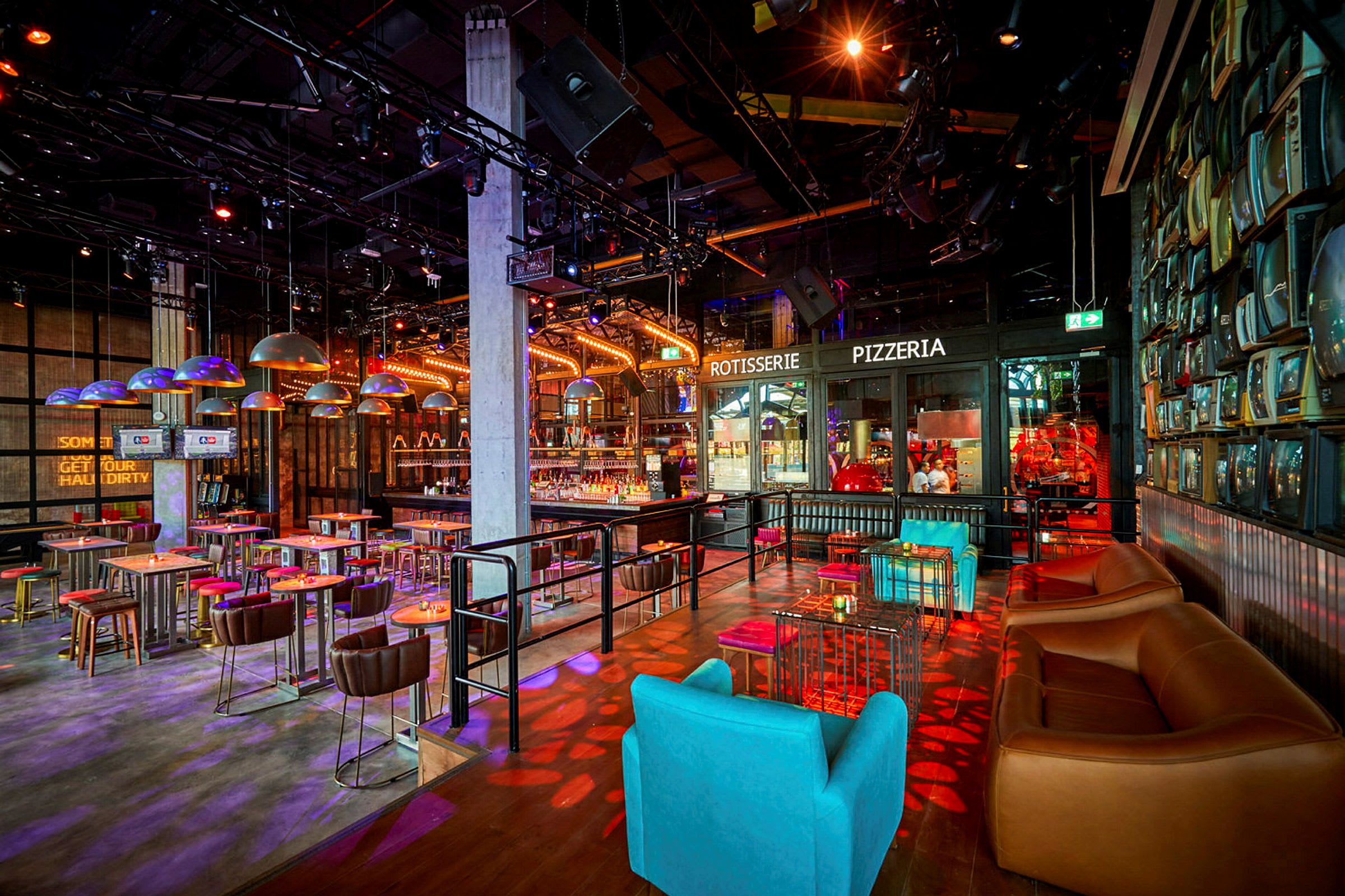 En modern restaurangmiljö med sittplatser och en bar. (AI-genererad text)