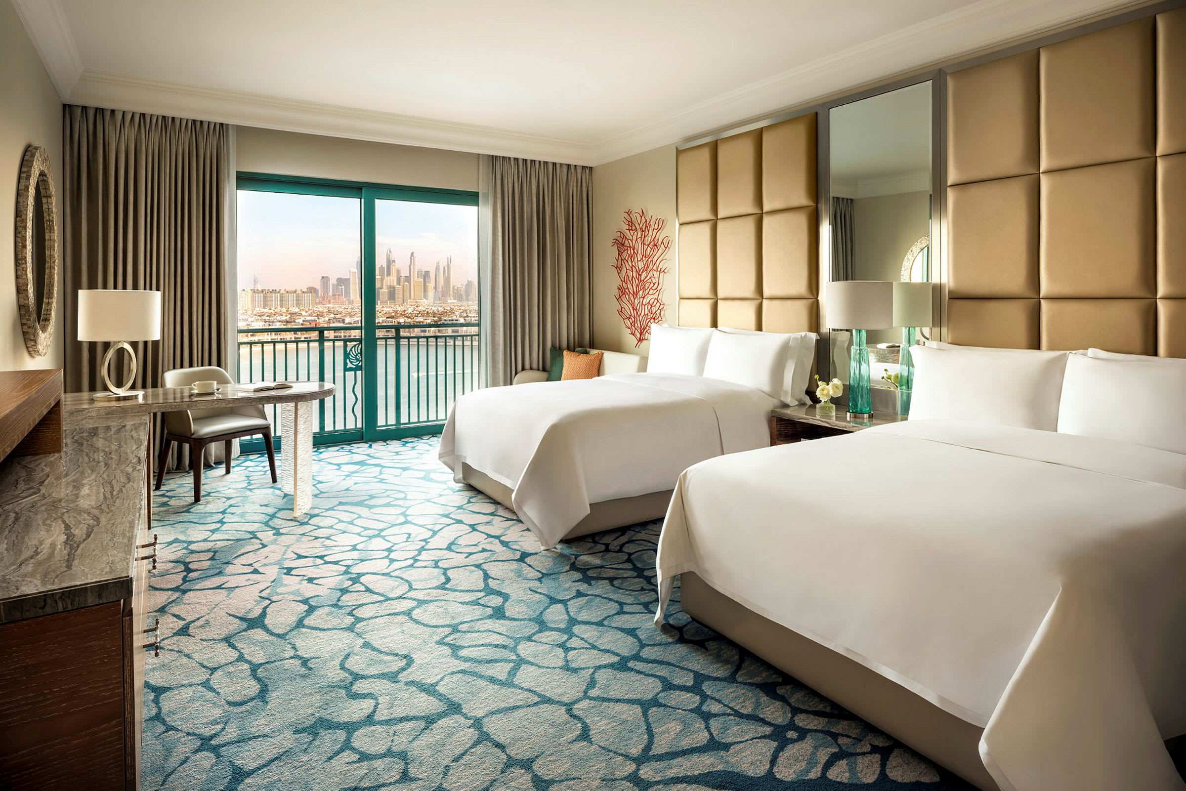 Två bäddade sängar i ett hotellrum med utsikt över stadens skyline från balkongen. (AI-genererad text)