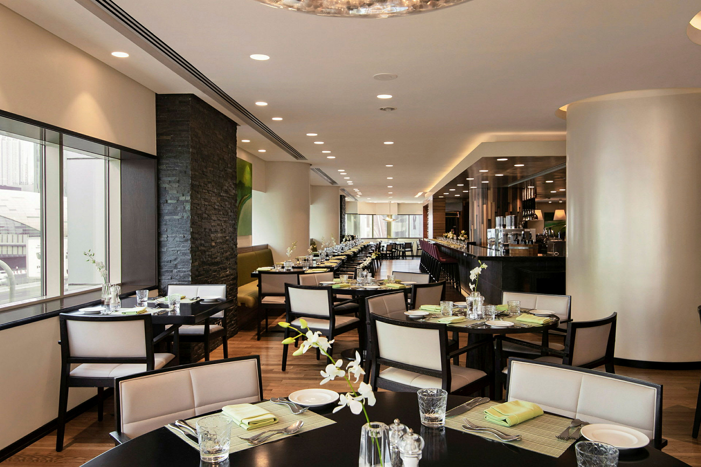 Restaurang med modern inredning, elegant sittgrupper och ljus bordsdukning. (AI-genererad text)