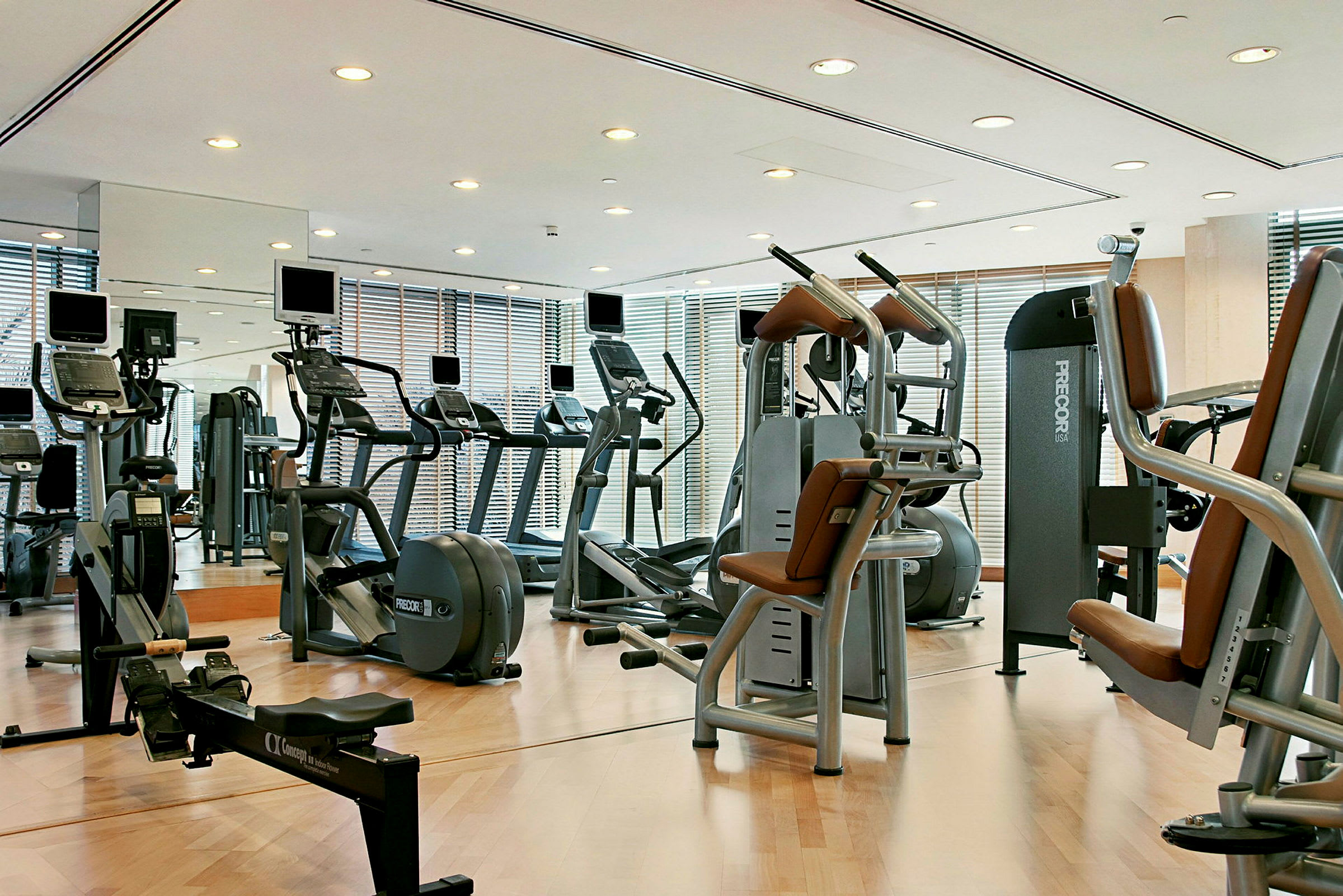 Ett gym med träningsmaskiner och spegelväggar. (AI-genererad text)