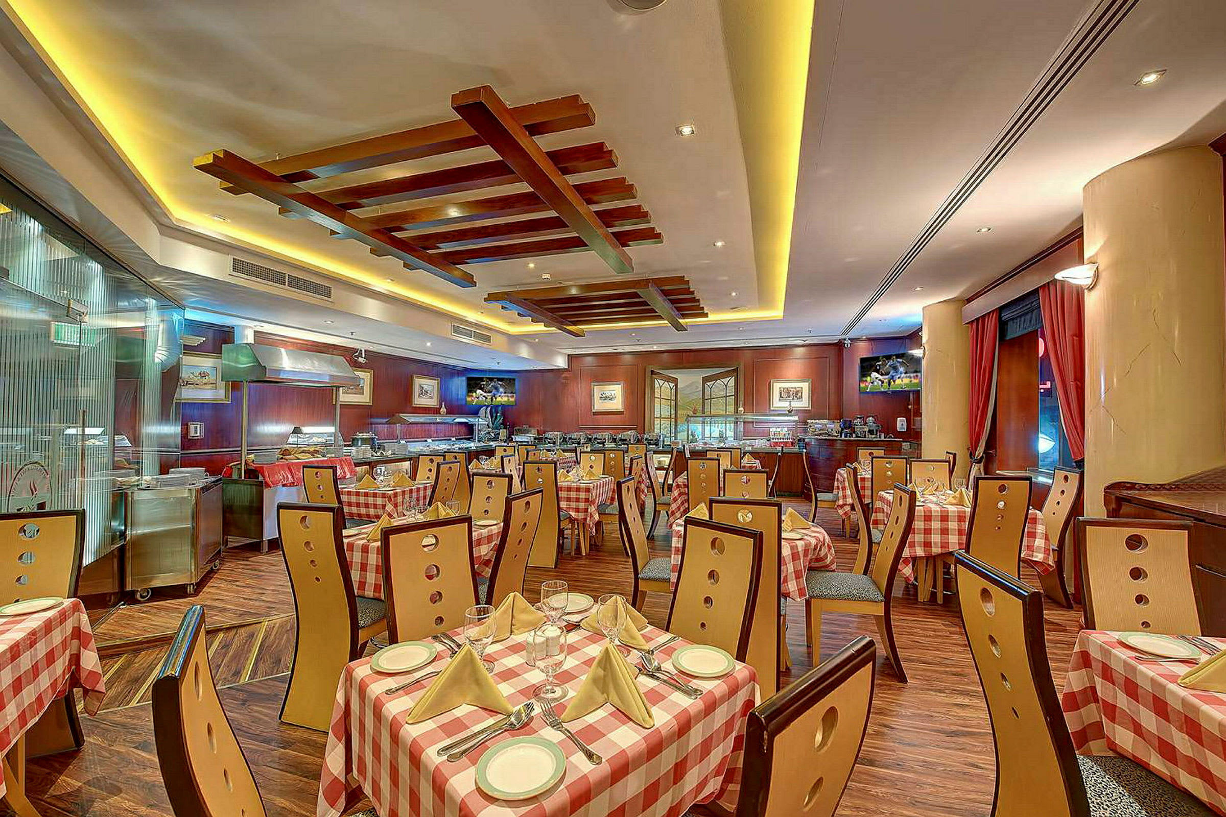En matservis med rutiga dukar och trämöbler, stående i en elegant restaurang med harmonisk belysning. (AI-genererad text)