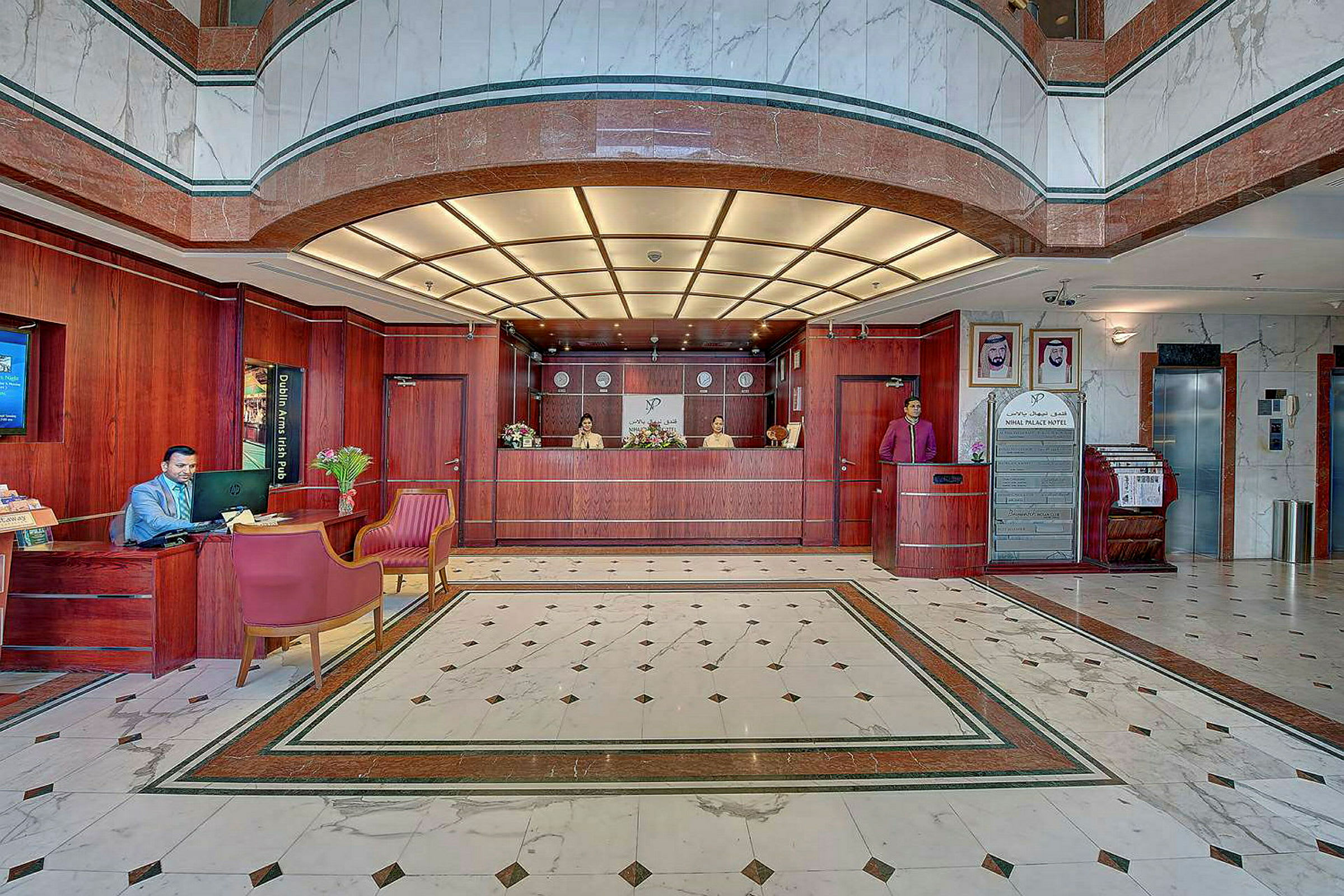 Receptionen vid ett hotell med en marmorgolv och detaljer av trä. (AI-genererad text)