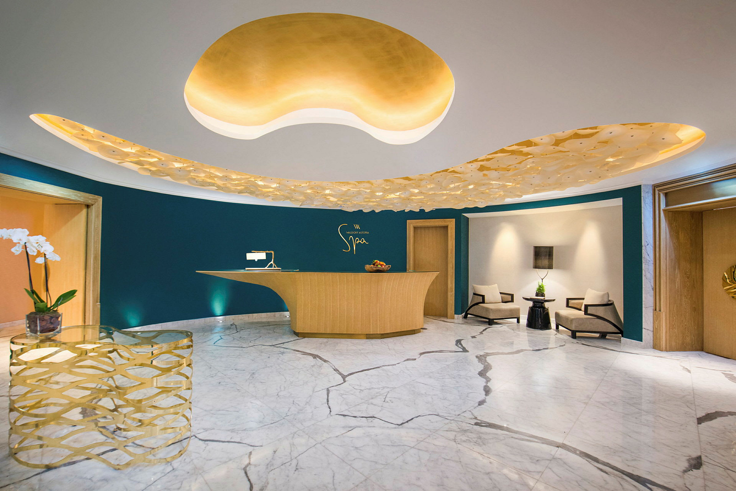 Spa-reception med marmor och gyllene dekorationer. (AI-genererad text)