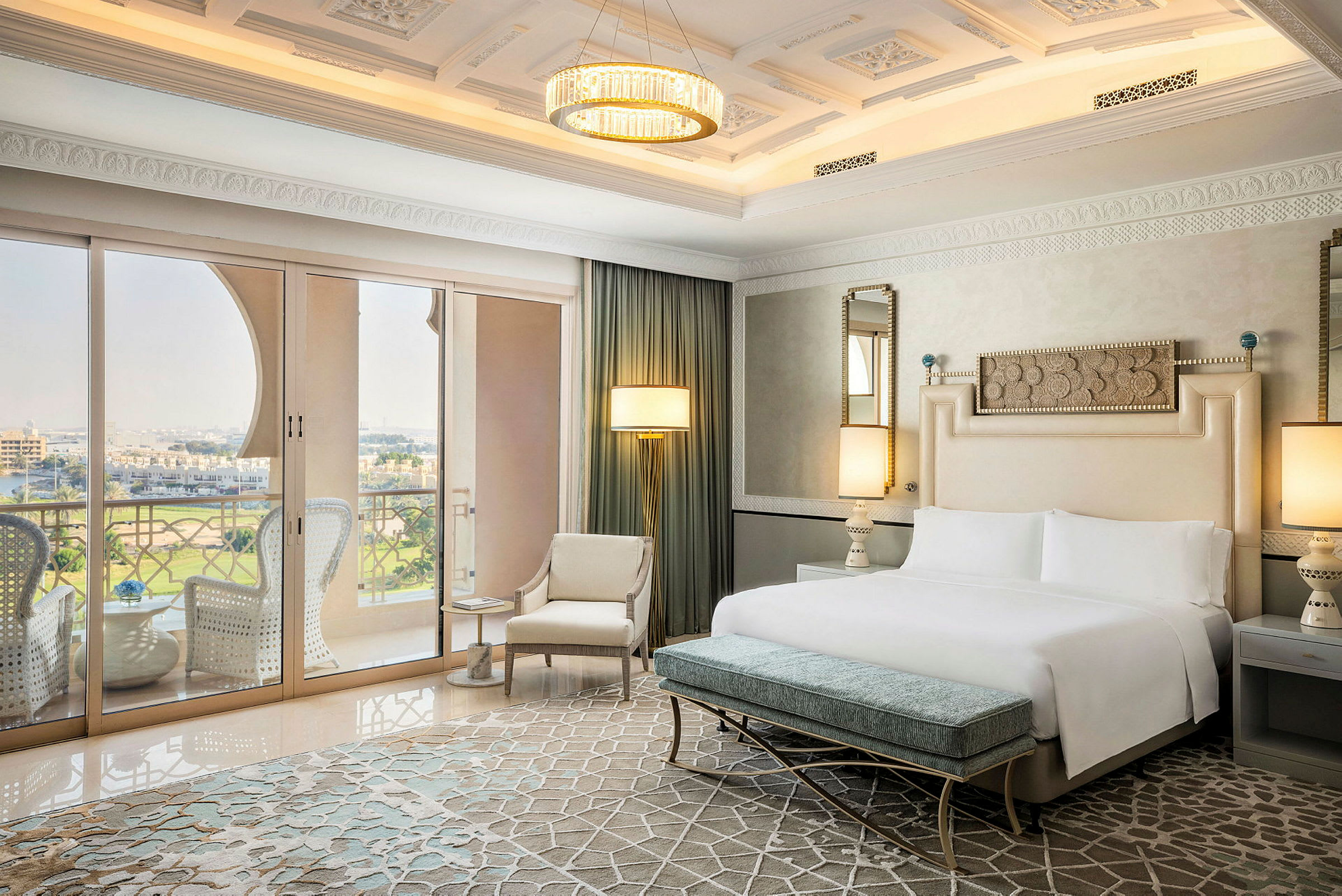 Hotellrum med dubbelsäng, sittmöbler och balkong med utsikt. (AI-genererad text)