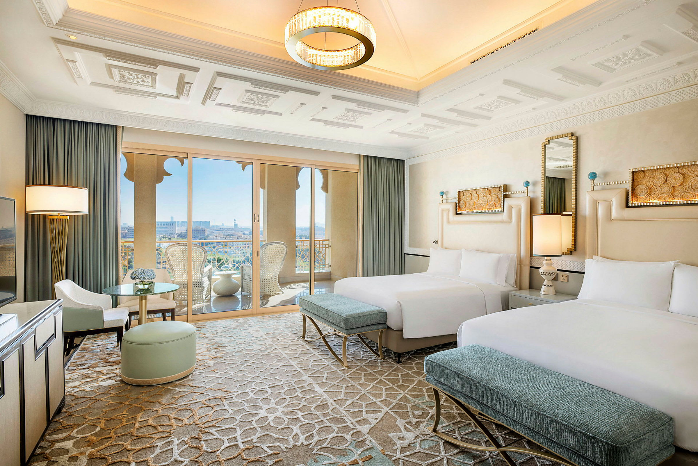 Bild av ett elegant och rymligt hotellrum med två sängar, sittmöbler och en balkong som erbjuder utsikt. (AI-genererad text)