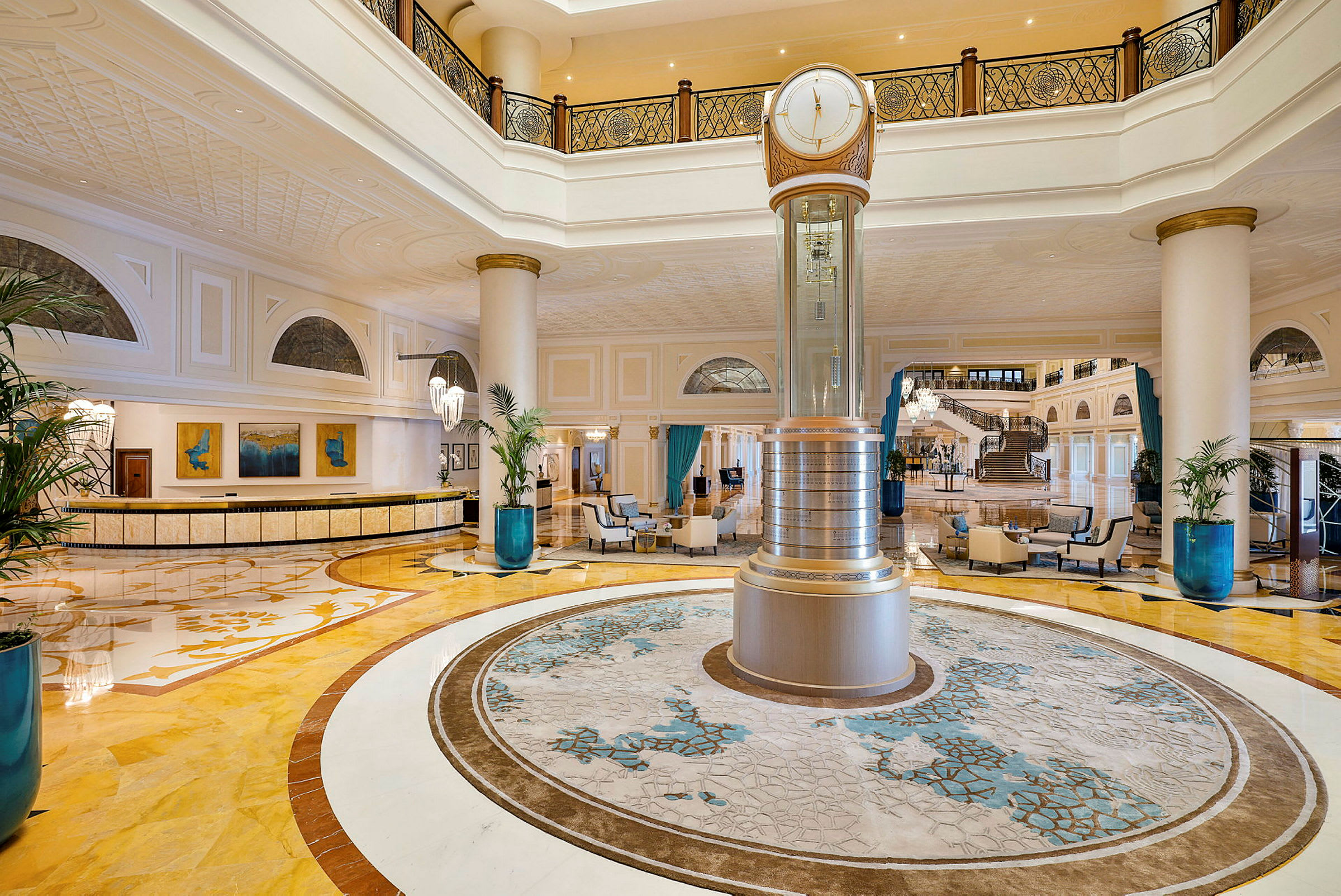 En hotelllobby med elegant inredning, en central golvklocka samt en receptionsdisk. (AI-genererad text)