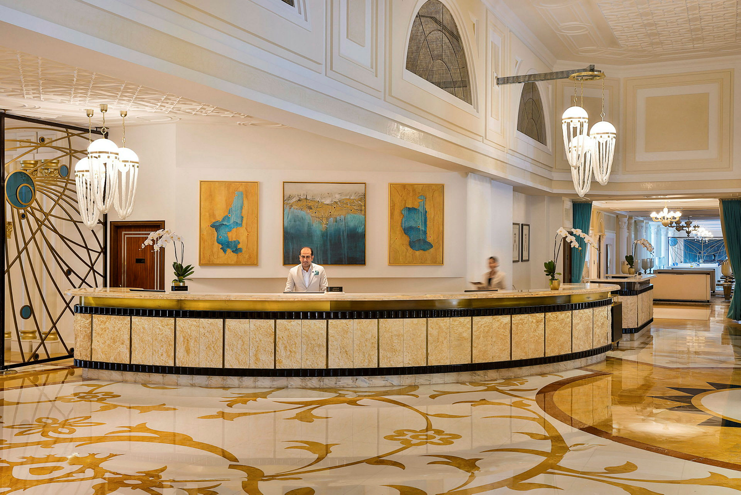 Hotellreception med elegant inredning och konstverk. (AI-genererad text)