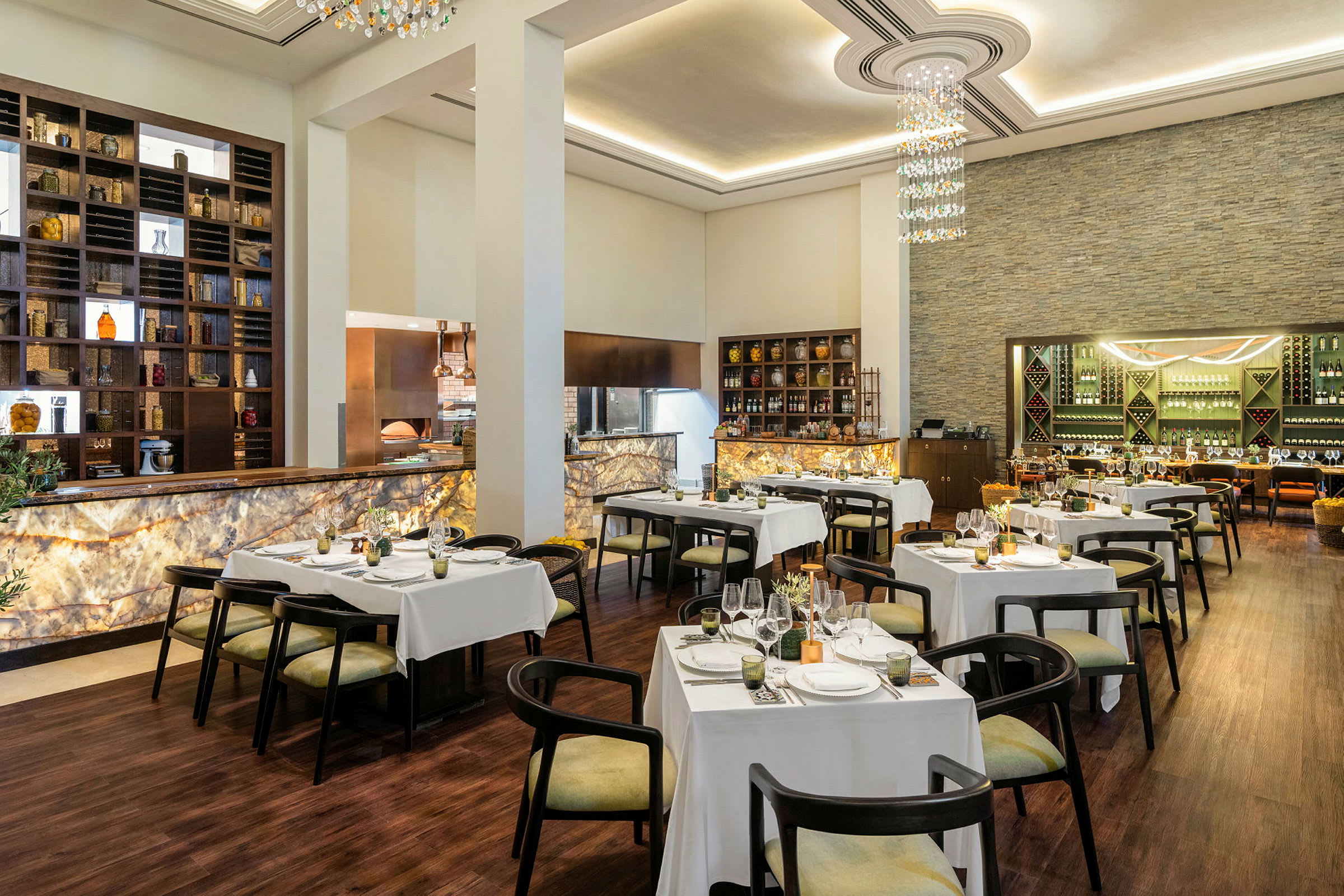 En elegant restaurang med dukade bord, stolar och en upplyst bar. (AI-genererad text)