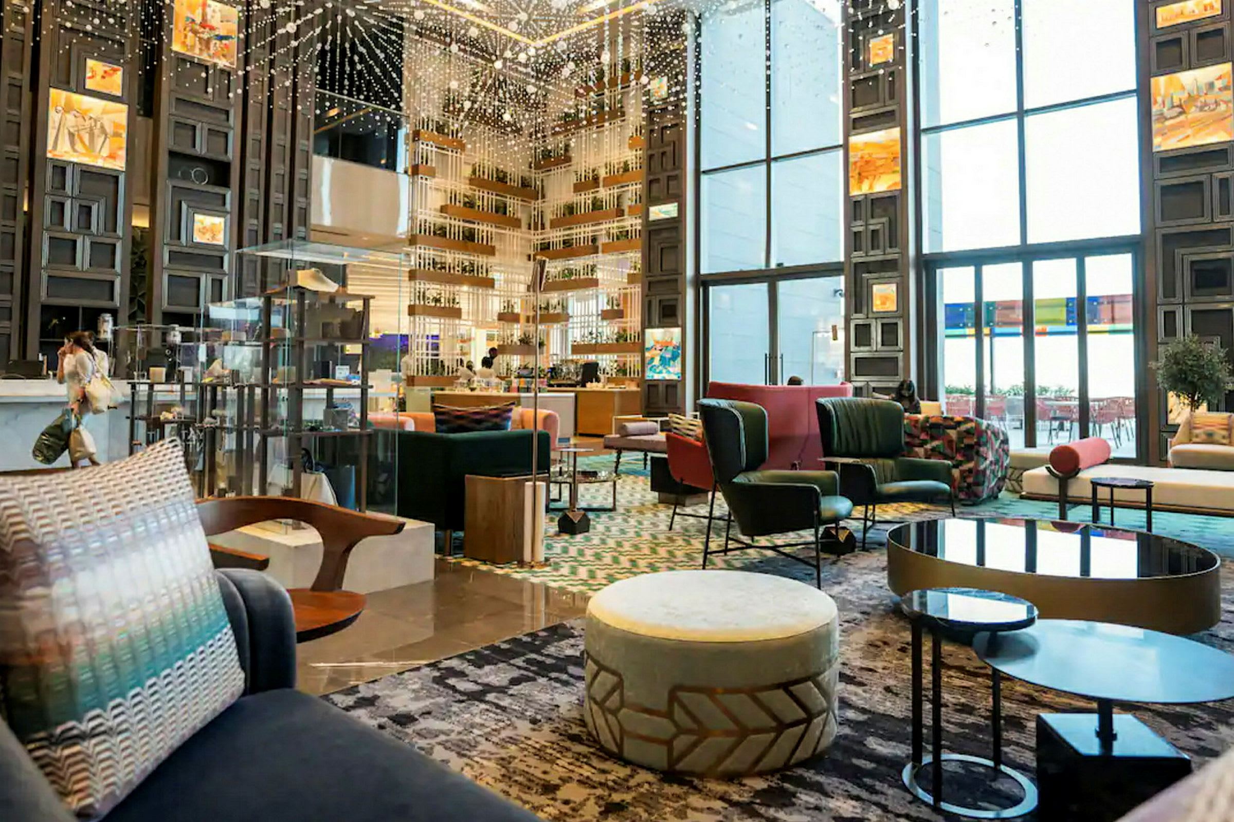 Interiör av ett modernt hotell eller lounge, med sittplatser och dekorativa element. (AI-genererad text)