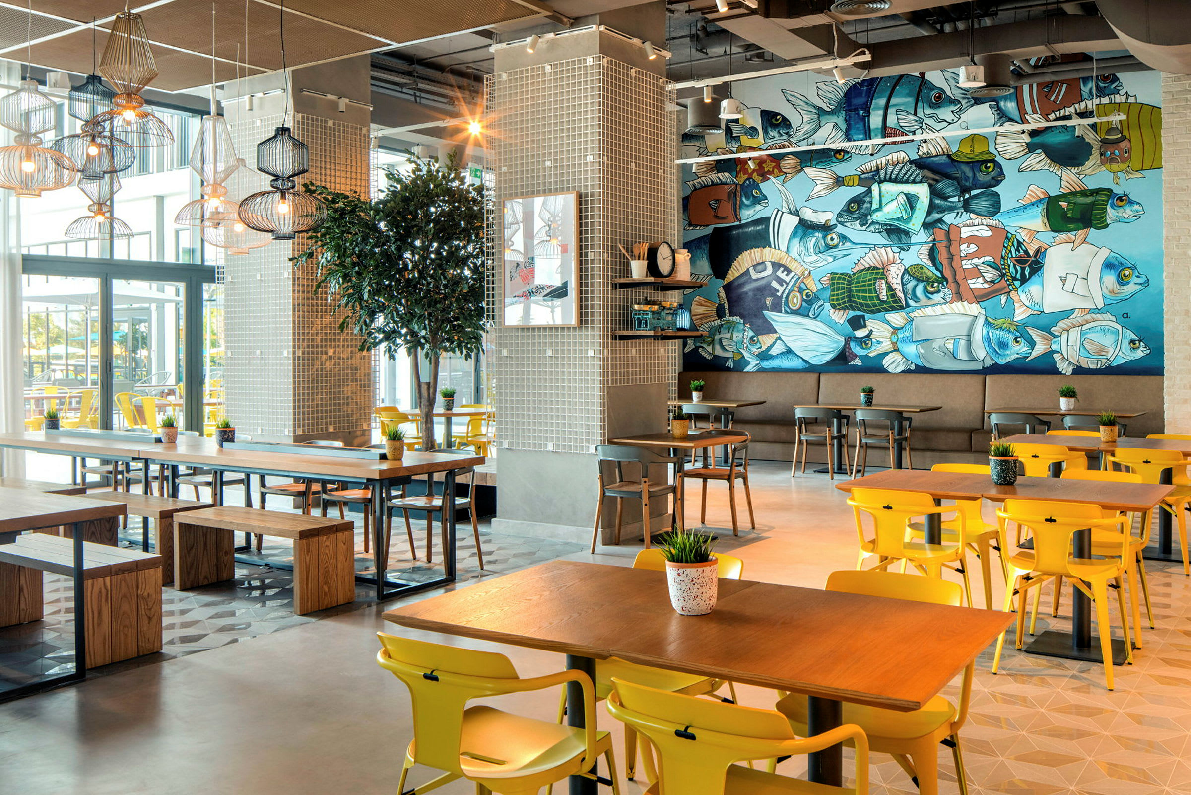 Restaurang med moderna möbler och färgglad väggmålning. (AI-genererad text)