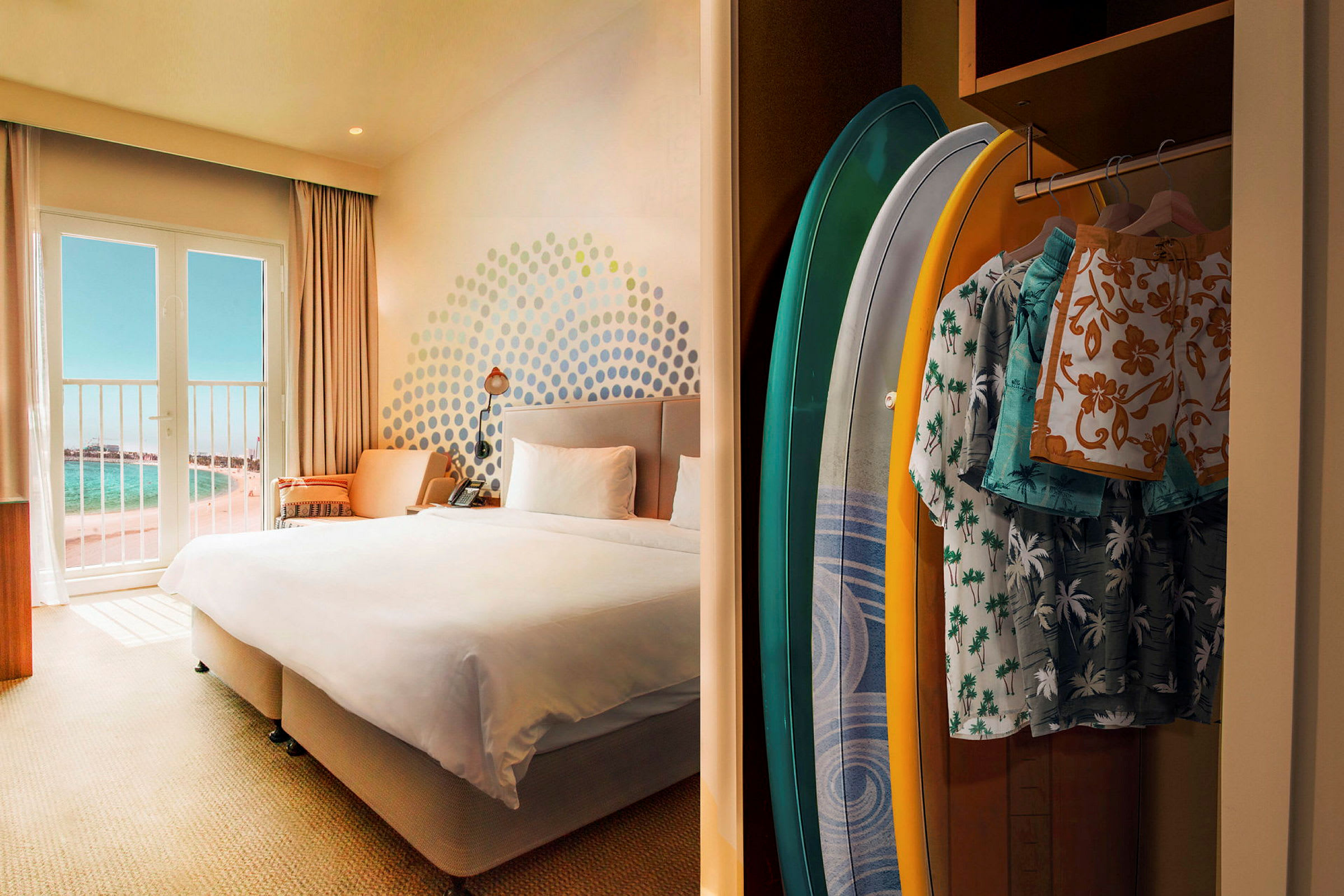 Hotellrum med utsikt över havet och surfingutrustning i en garderob. (AI-genererad text)