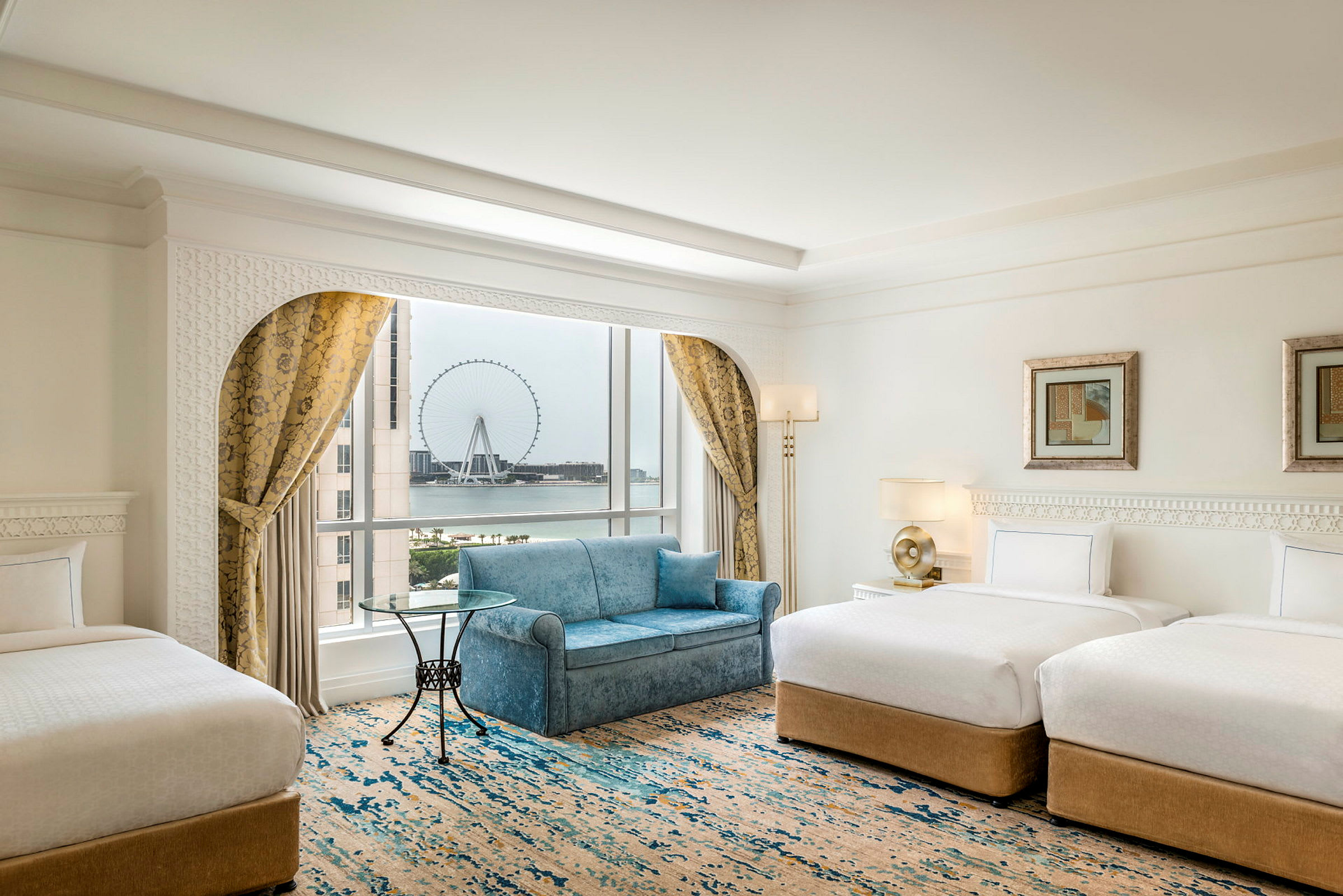 Ett elegant hotellrum med två enkelsängar, en soffa, ett fönster med utsikt över en stor pariserhjul och gardiner. (AI-genererad text)