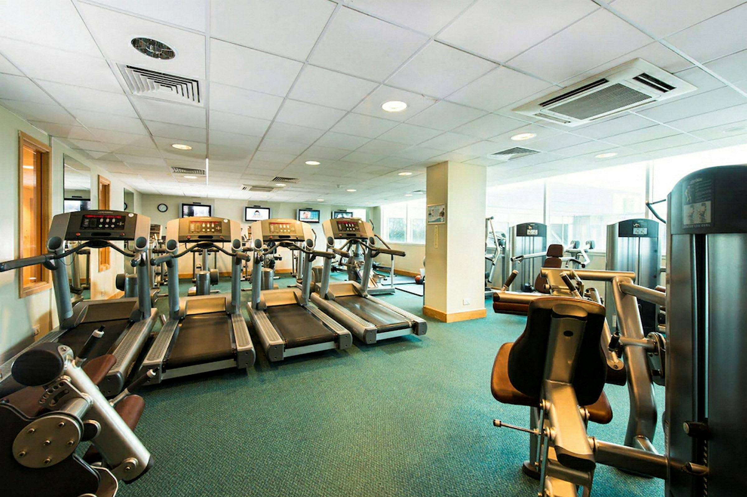 Gym med träningsredskap och löpband. (AI-genererad text)
